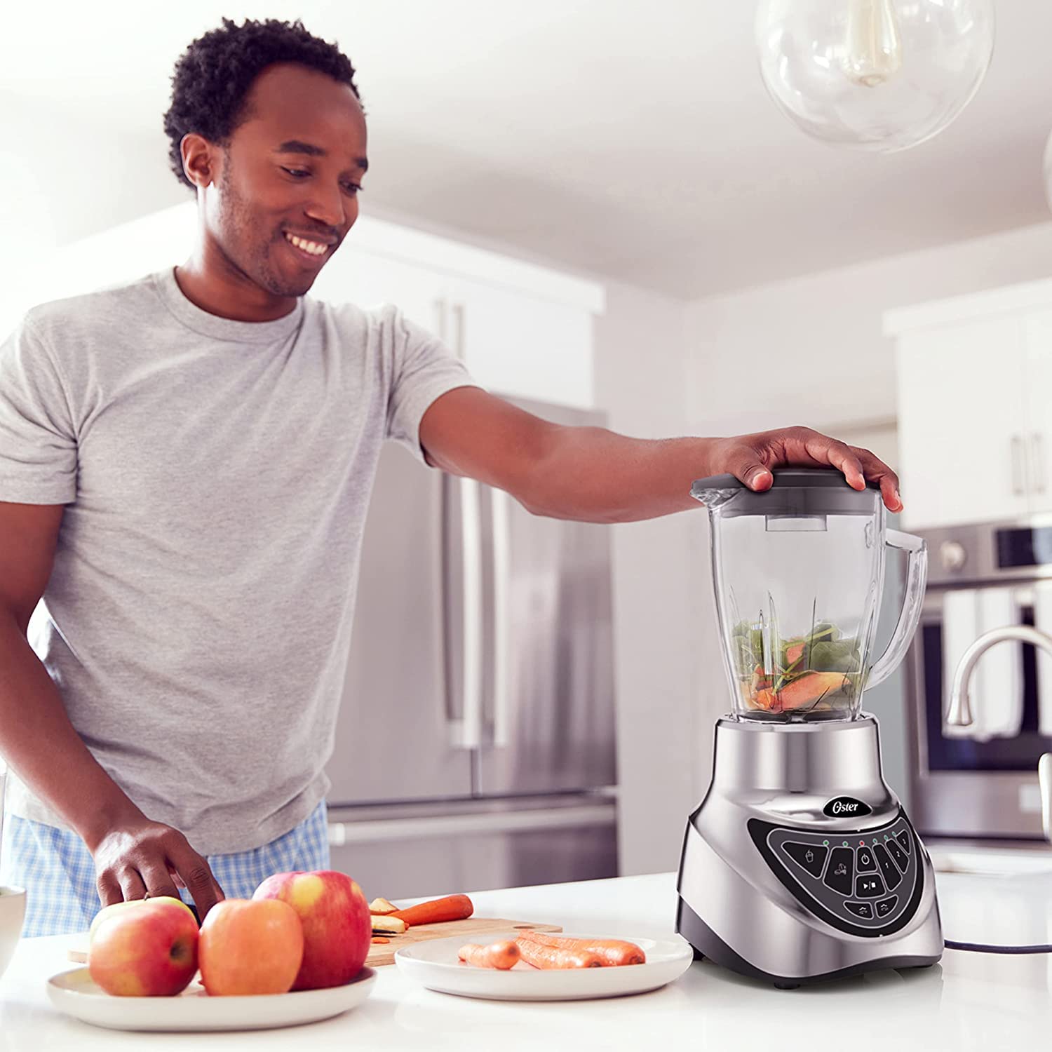 Oster Aliado Frullatore, 900 W, 3 Velocità + Funzioni programmate, Lama 6 Punte Acciaio Inox, Bicchiere in Vetro Borosilicato da 1.5 L con Dosatore, All Metal Drive, Motore reversibile