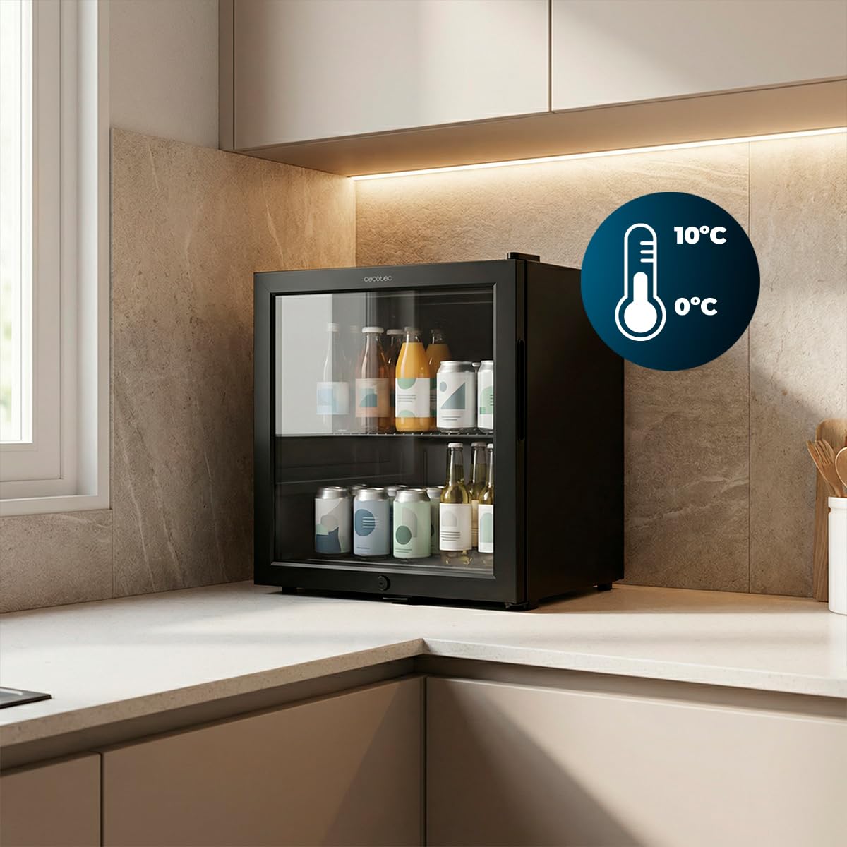 Cecotec Mini-Kühlschrank mit Glastür Bolero CoolMarket BC 52. Schwarz, 52 Liter Fassungsvermögen, 44,5 cm Breite, 50,3 cm Höhe, LED-Innenbeleuchtung, Temperatur 0 °C bis 10 °C