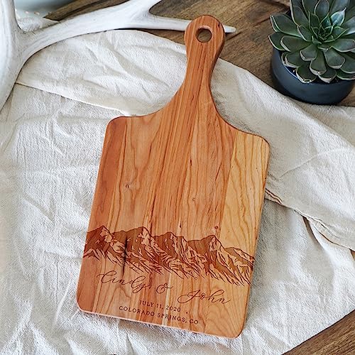 Tabla de cortar personalizada para bodas en la montaña, regalo para pareja aventurera, tablero para charcutería (madera de bambú, tamaño mediano) miniatura 5