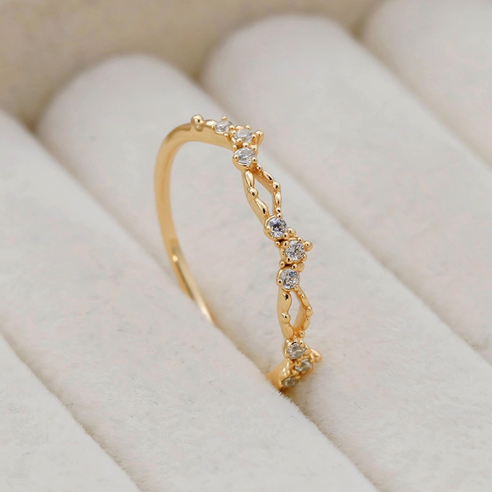 Par de anillos dorados Au 375/585/750 con moissanita, corona elegante con forma de filigrana