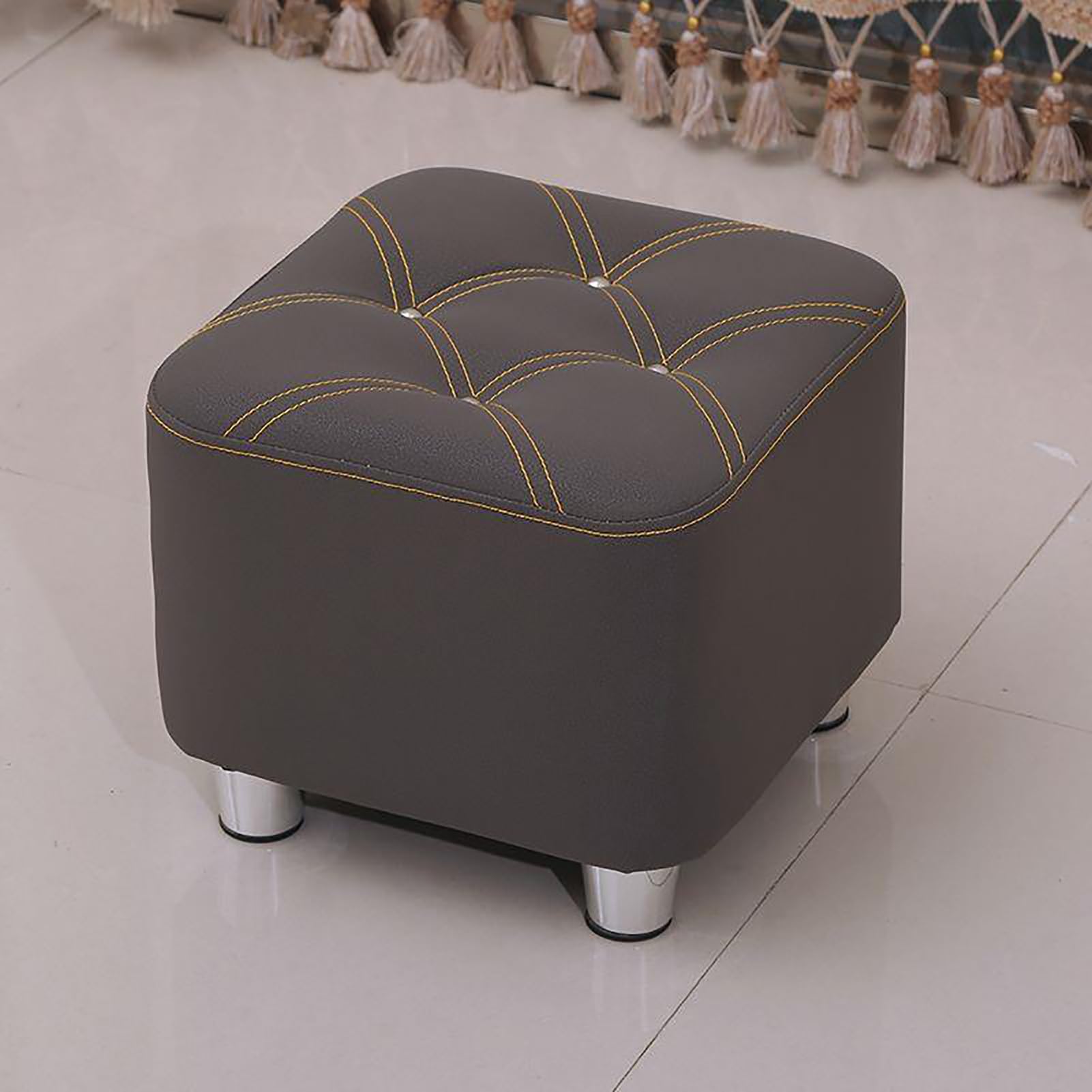 Pouf ottoman carré pour soulager les jambes lourdes après le travail