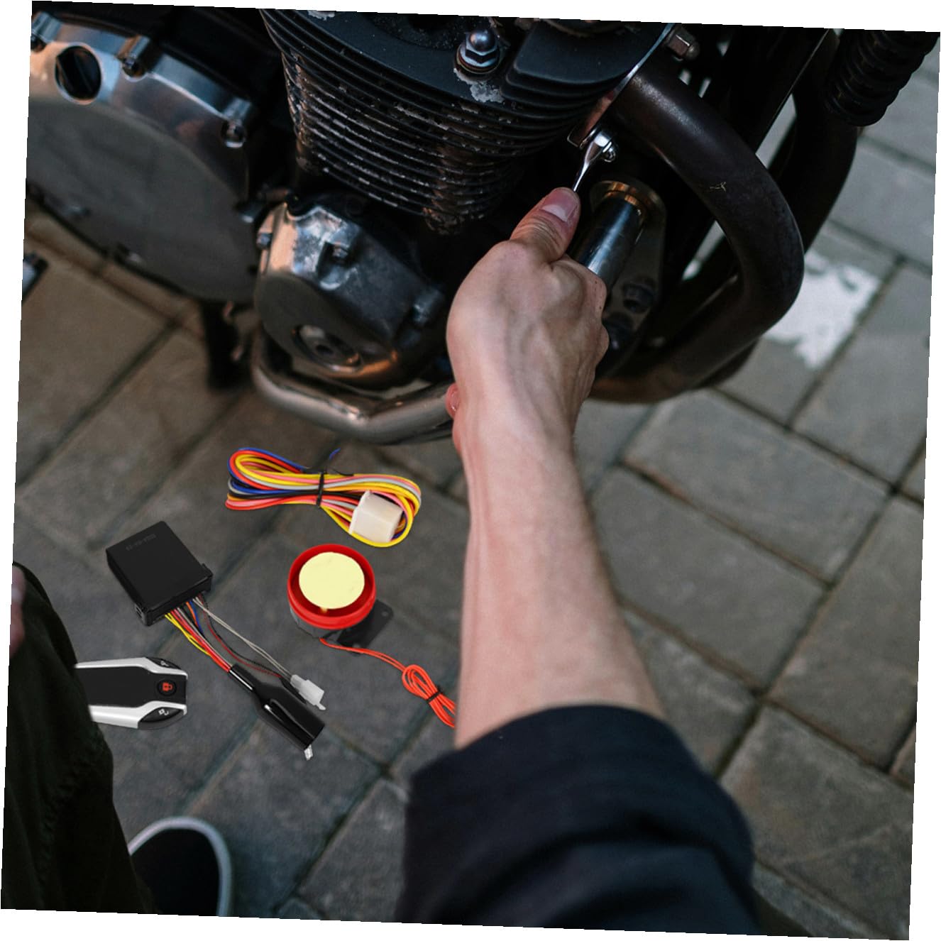 SOLUSTRE Allarme Antifurto per Moto con Blocco Automatico, Sblocco e Avvio Remoto, Materiale Plastico Resistente Telecomando Incluso per Sicurezza Ottimale