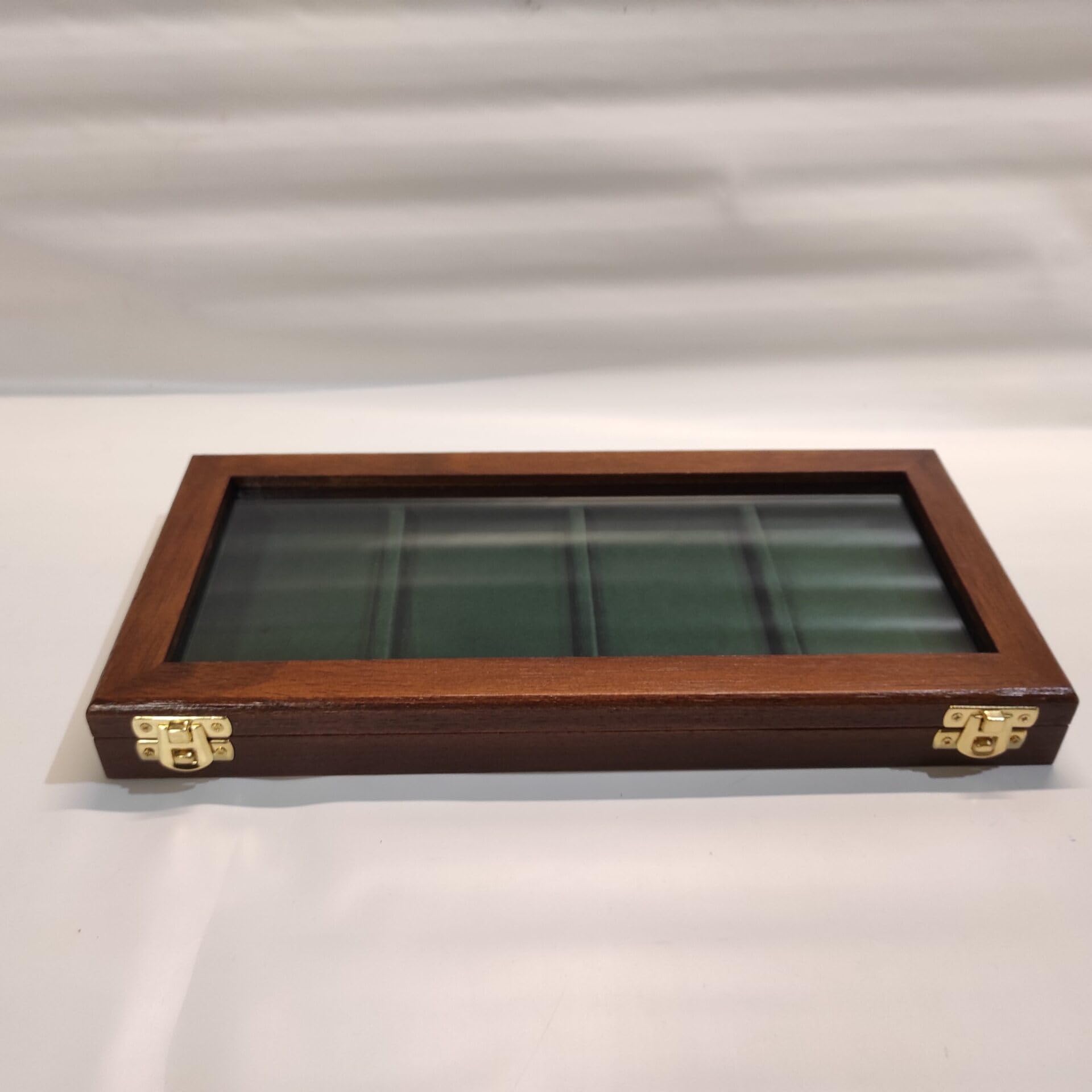 Handgefertigte Medaillen Vitrine aus Massivholz und Samt für 4 Medaillen mit Glasdeckel, nummeriert und Zertifiziert