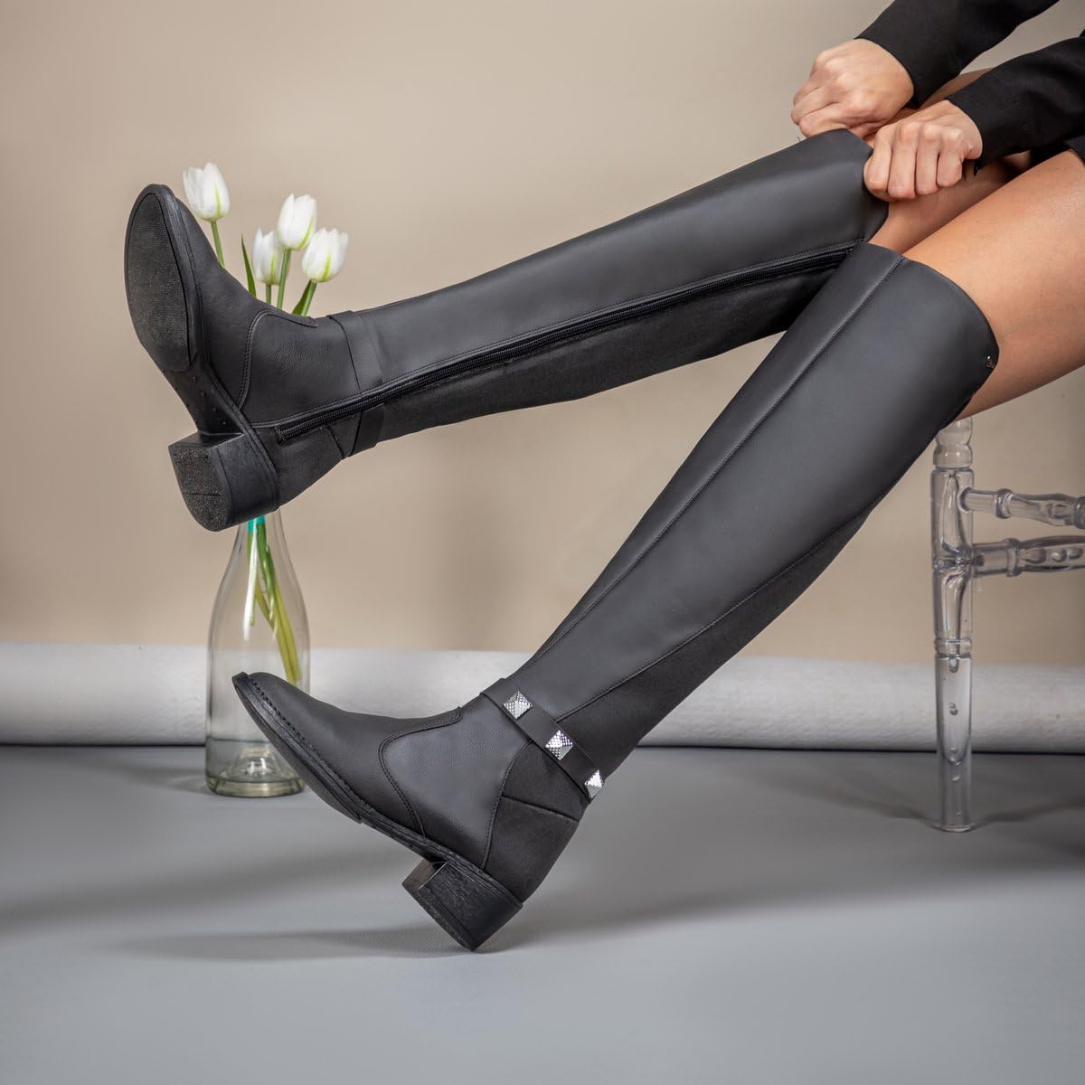 Bota Feminina Over The Knee GuGi Cano Longo Com Zíper e Elástico 219-GG em promoção! Veja a oferta e mais achadinhos de Botas 4 Hoje é o melhor dia para comprar Bota Feminina Over The Knee GuGi Cano Longo Com Zíper e Elástico 219-GG com aquele preço maroto! Promoção! Aproveite a oferta! 4
