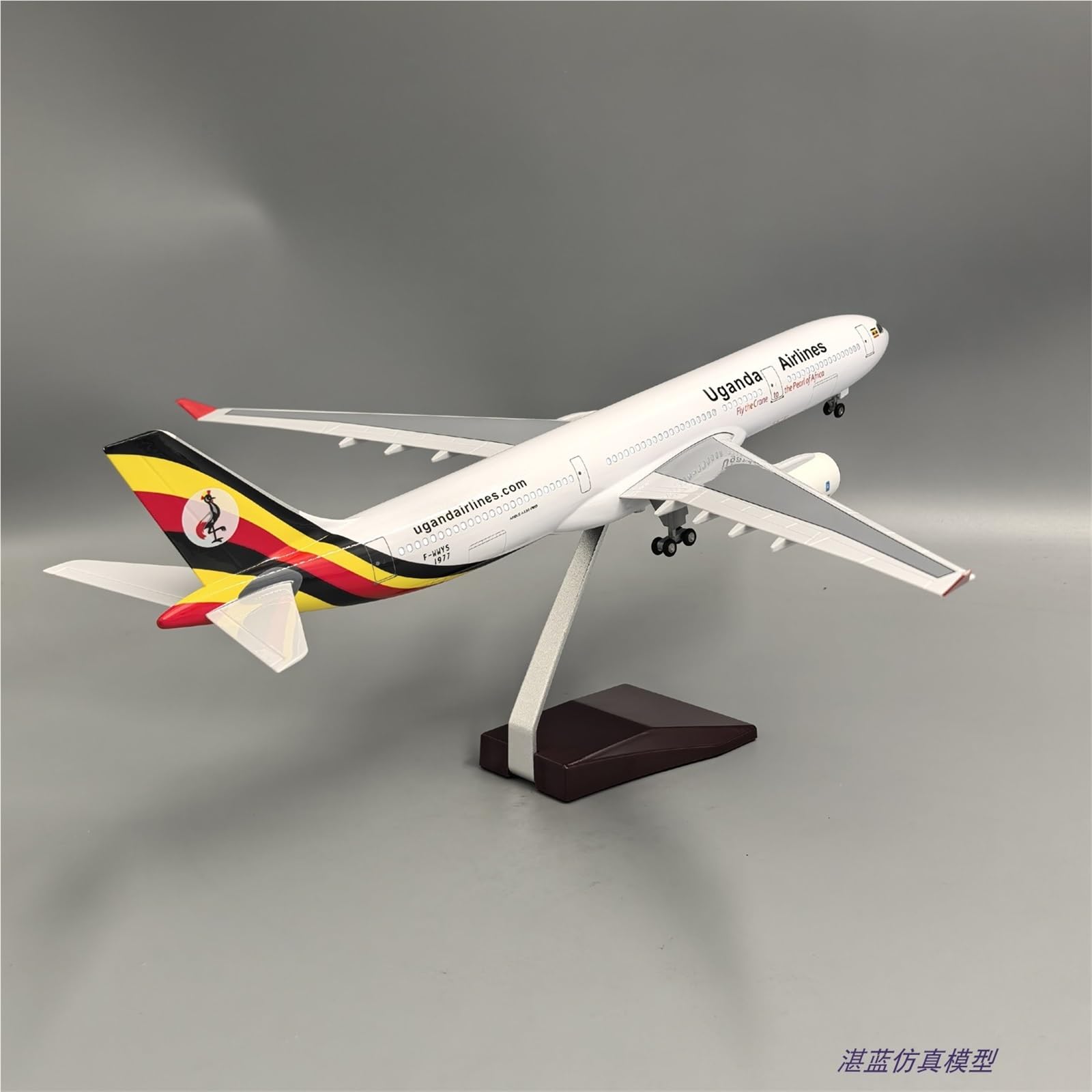 Modello Ridotto Aereo Aereo in Metallo Pressofuso da 47 Cm, Scala 1:135, Modello di Aereo Passeggeri for Uganda Airlines 330 con Ruote Aerei Modellini in Scala(No Light)