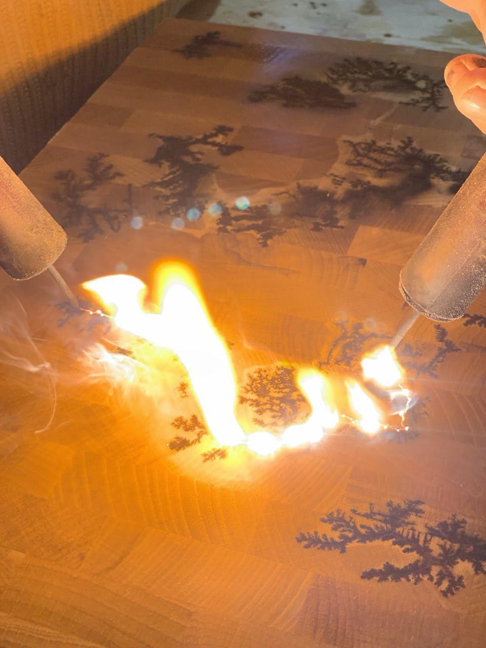 B4K® Hakblok van eikenhout, 35 x 25 x 4 cm, Lichtenberg-Blitze design, premium hersenhouten plank met handgrepen, handgemaakte snijplank, antibacterieel en mesvriendelijk