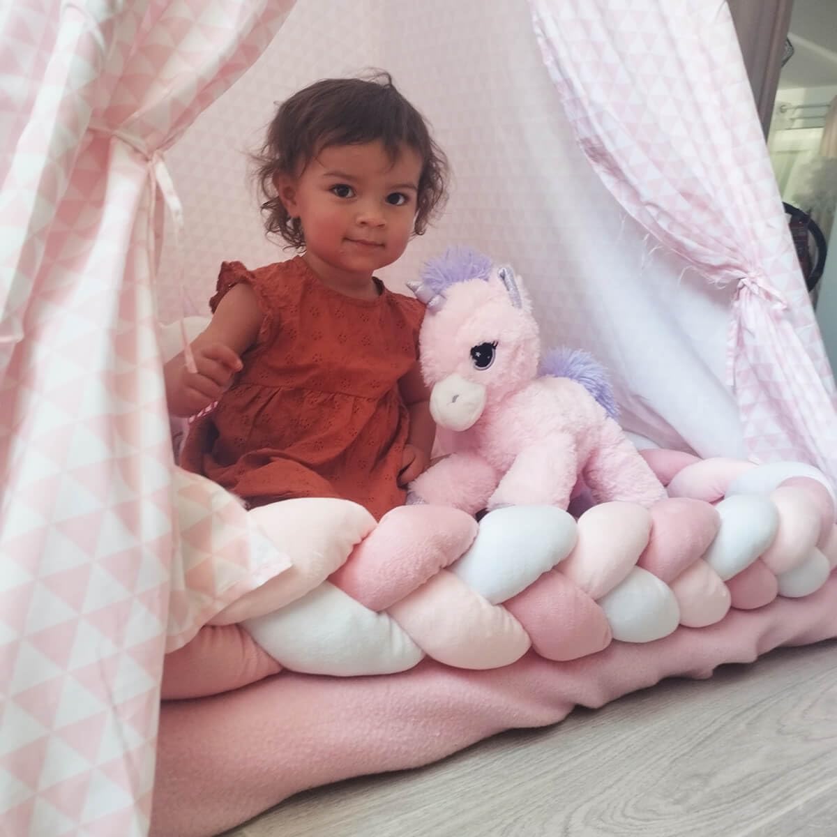 Babycalin - Tresse Bébé en velours ultra doux Blanc / Rose - 200 cm 3 brins - Tresse décorative bébé cocooning Oeko-Tex et lavable en machine - Moelleuse
