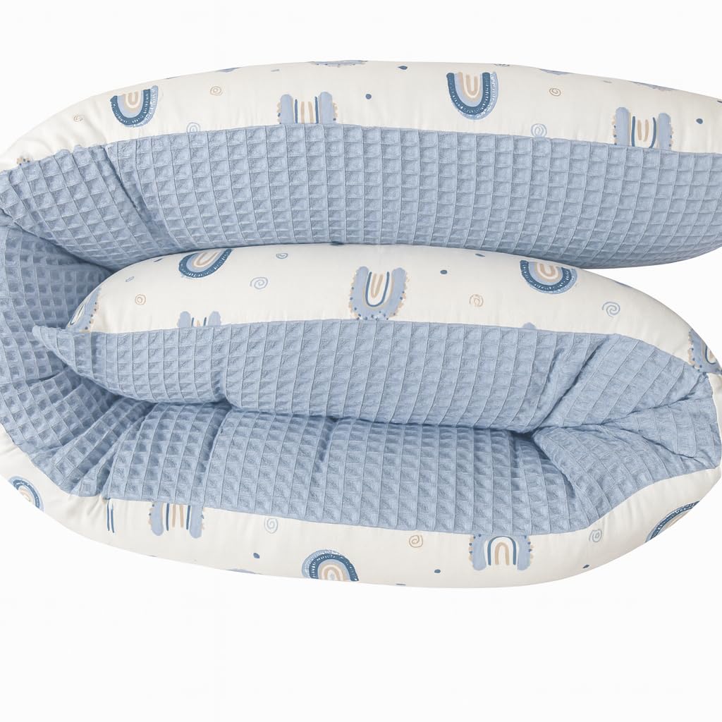 Schlangenmanufaktur® Kuschelschlange Blau mit Regenbögen und Wolken – Stillkissen & Lagerungskissen – Handgefertigt in Bayern aus Öko-Tex® Baumwolle – Babyzimmer & Wickeltisch Zubehör (400x13cm)