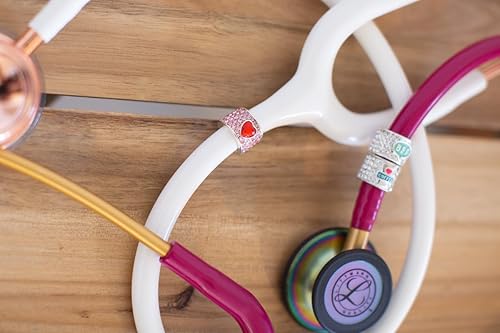 Miniatura 8 de charMED Dijes de estetoscopio personalizados  Dije de trébol verde esmeralda 3D  Regalos para enfermeras, médicos, veterinarios, técnicos, cirujanos