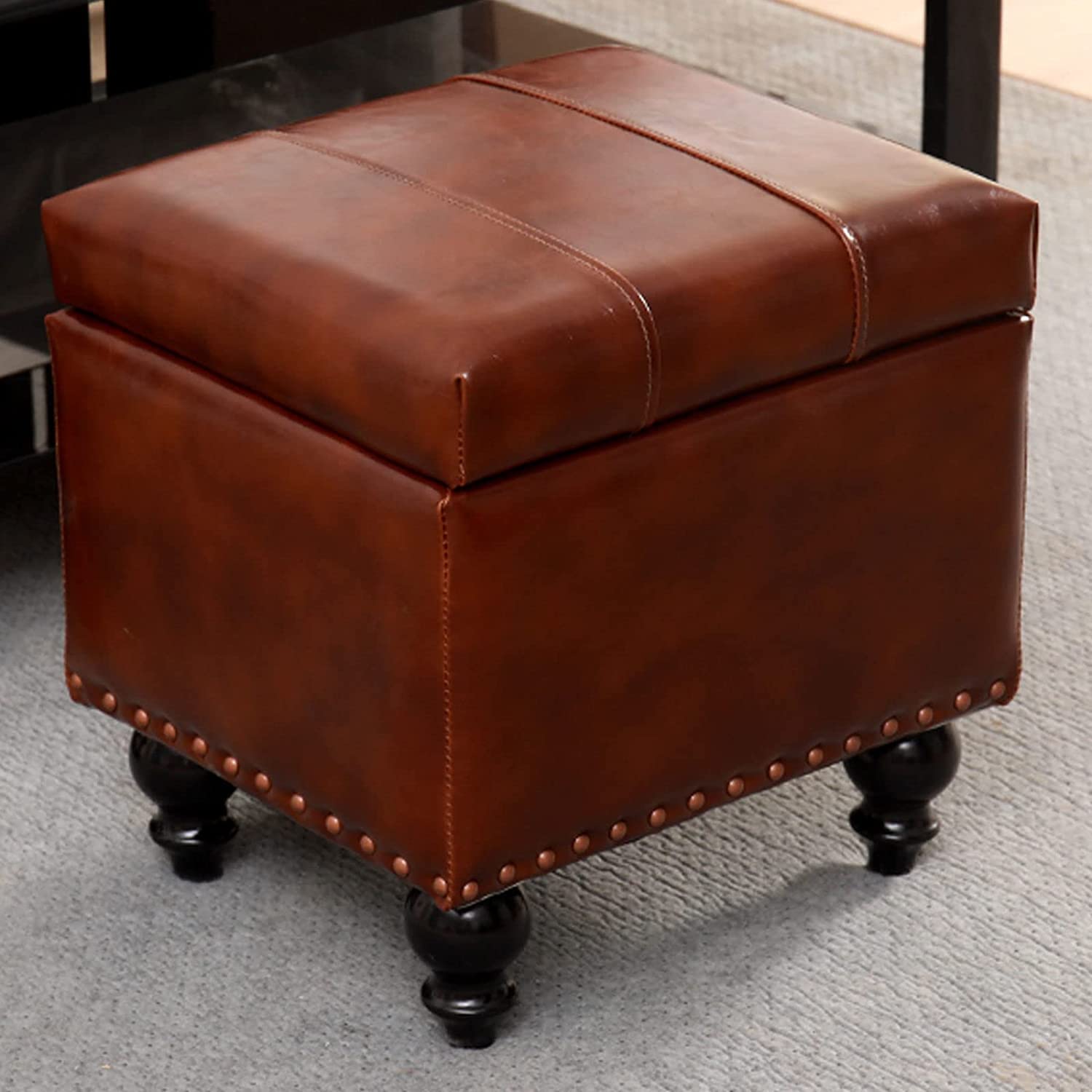 Repose-pieds en cuir de luxe léger orné de rivets décoratifs