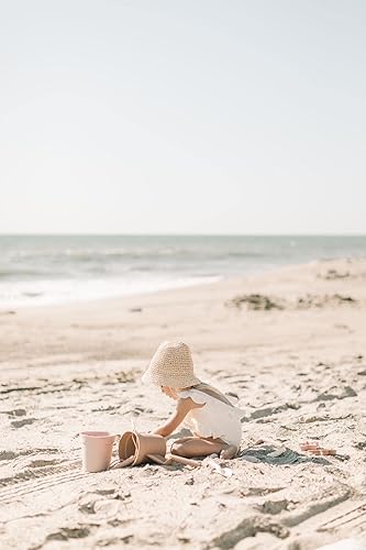 Miniatura 5 de BraveJusticeKidsCo.  Juguetes modernos para bebés  Juego de playa apto para viajes  Cubo de silicona, pala, 4 moldes de arena, bolsa  Juguetes de