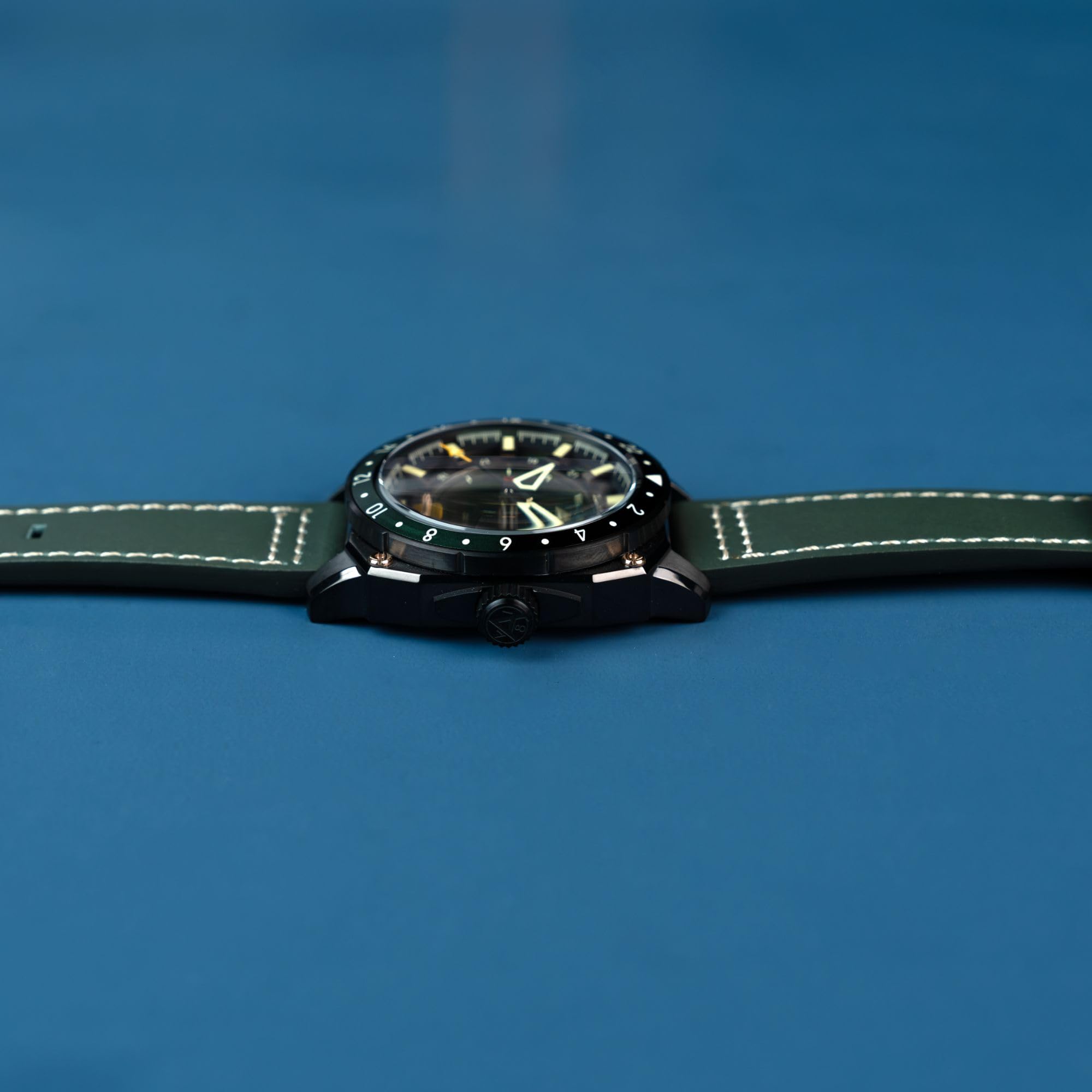 AVI-8 Hawker Hunter Atlas GMT Automatikuhr für Herren, 44 mm, mit Lederband, AV-4122
