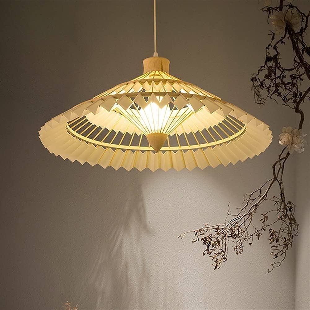 Lustre de plafond en osier de bambou contre la lumière agressive du salon