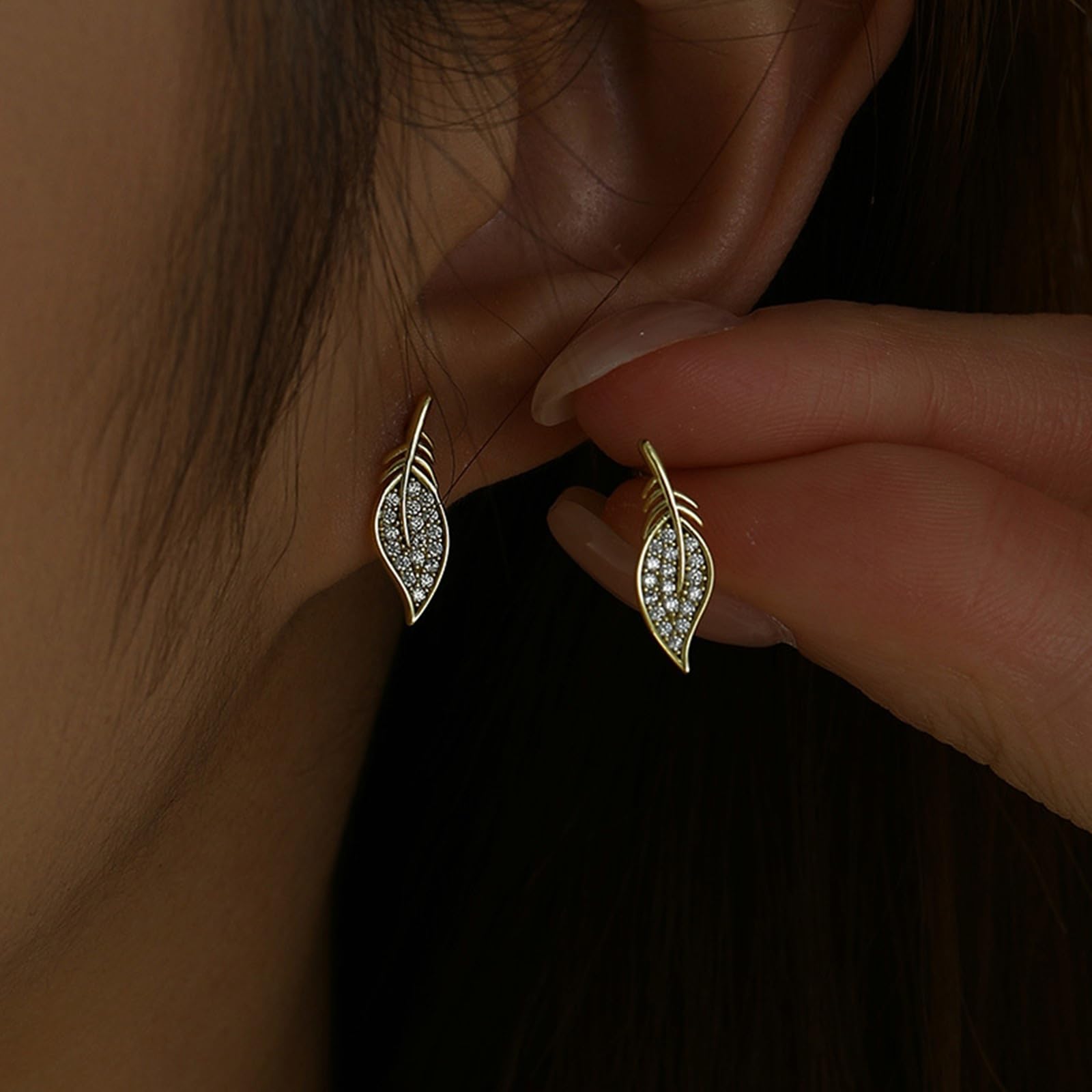 Pendientes con forma de hoja con moissanita
