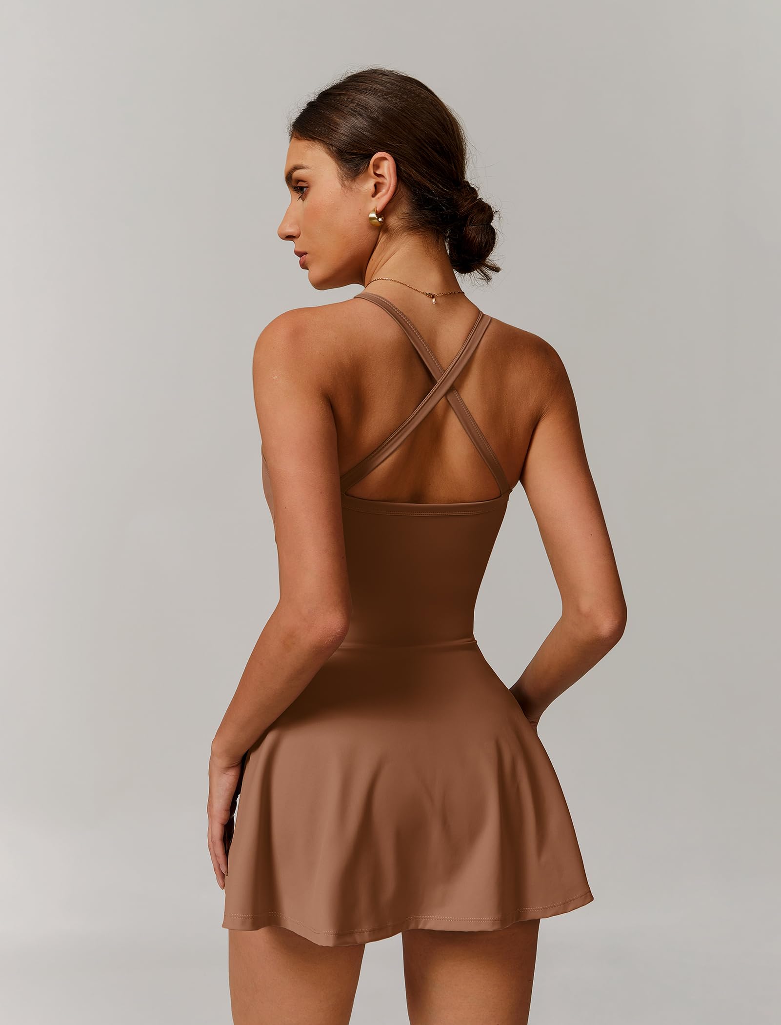 ABEHIK Mini robe de tennis pour femme avec short intégré et bretelles spaghetti à nouer sur le devant et dos nu