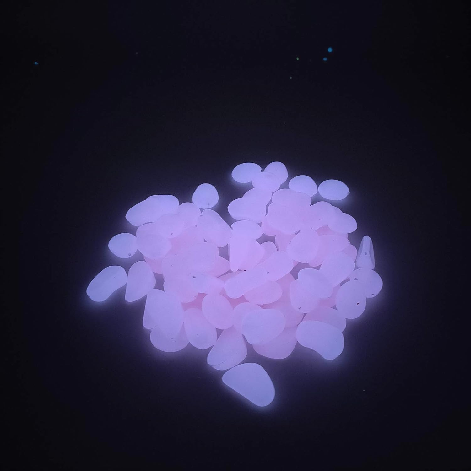 Glowing Rocks, Glow in The Dark Pebbles, Glow Decorative Stones Rocks, Luminous Pebbles for Outdoor Decor, Garden Lawn Yard, Aquarium, Walkway, Fish Tank, Pathway1.1lb，150pcs（ Yellow green(white)) : Garden & Outdoor