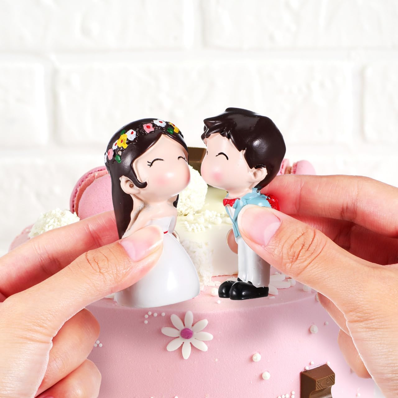 1 Pair Romantic Cake Topper Doll 2.75In Kiss Couples Figurines Resin Miniture Newlywed Room Decoration for Wedding Engagement Bridal Showers