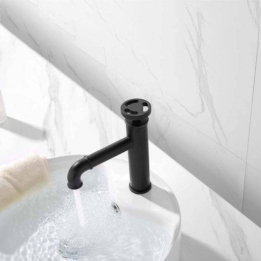 B　0324 Kingston Brass French Porclain 4 in. Centerset 2-Handle Mid