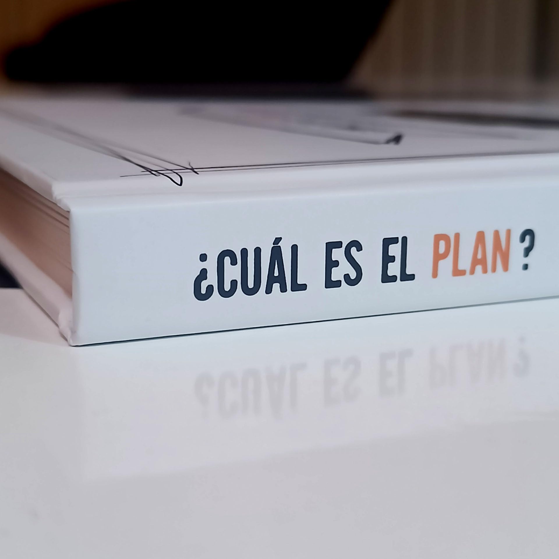 Libro de retos para parejas | 50 desafíos con rasca | Regalo original para enamorados | Tapa dura y cartón grueso | “Cuál es el Plan” | Sorprende con planes atrevidos