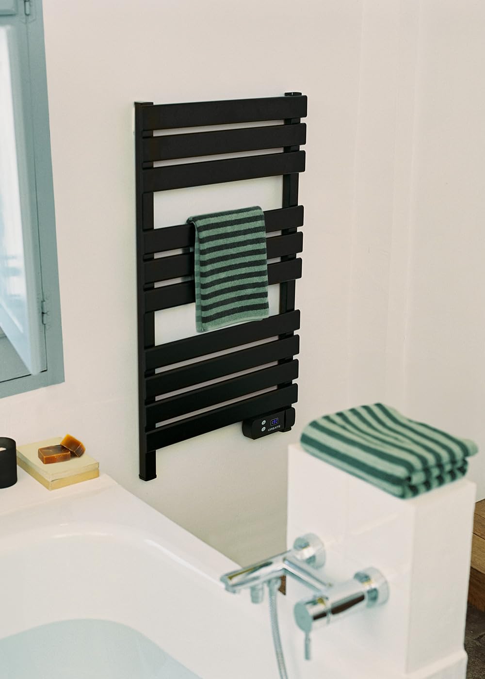 CREATE / Warm Towel 500W / Sèche-Serviettes électrique Noir / 96,9x5x55 cm/pour Sol ou Mur, minuterie, écran LCD, Faible consommation, temporisateur