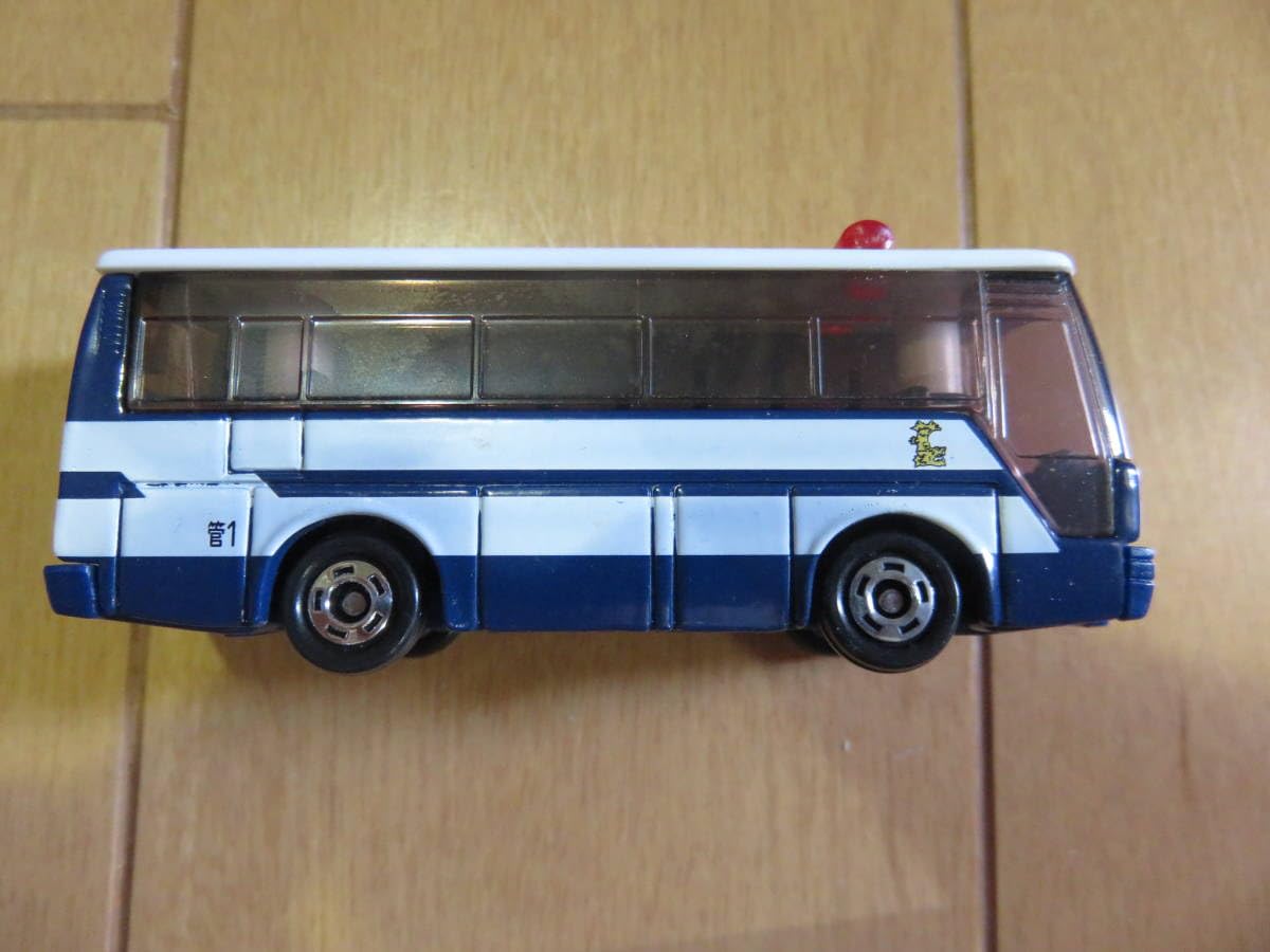 (未使用･未開封品)　いすゞ スーパーハイデッカーバス 金シャチ小隊バス（愛知県警） アピタ オリジナル 60wa65s Amazon.co.jp: 金シャチマークが超カッコイイ 愛知県アピタ限定トミカ