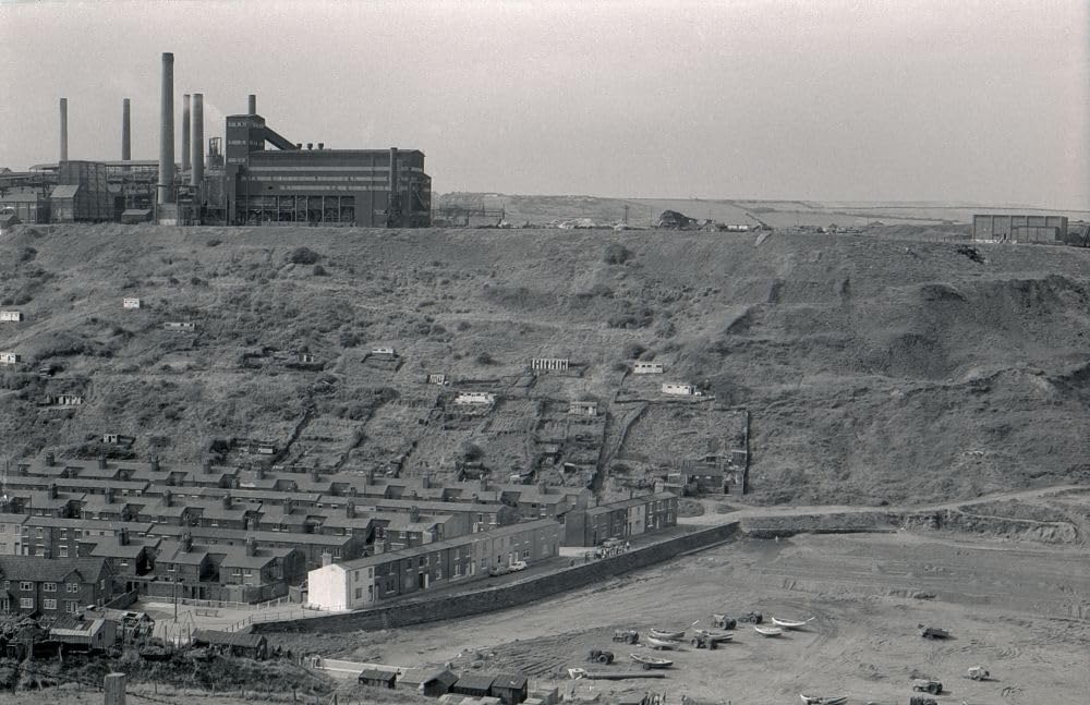 Skinningrove. Wioska miała gospodarkę rolniczą i rybołówstwo, aż do otwarcia lokalnych wytwórni Ironstone w 1848 roku zapoczątkowało boom industrializacyjny. Kolej została zbudowana w 1865 roku, a