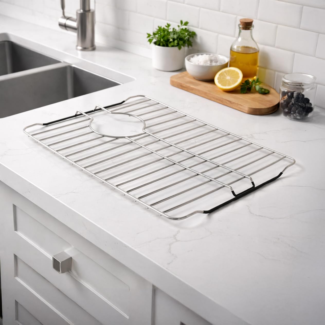 SunnyPoint Griglia di protezione per lavello in acciaio inox 304 con foro di scarico posteriore, griglia antiruggine per fondo del lavello della cucina, prevenzione graffi, foro di scarico posteriore