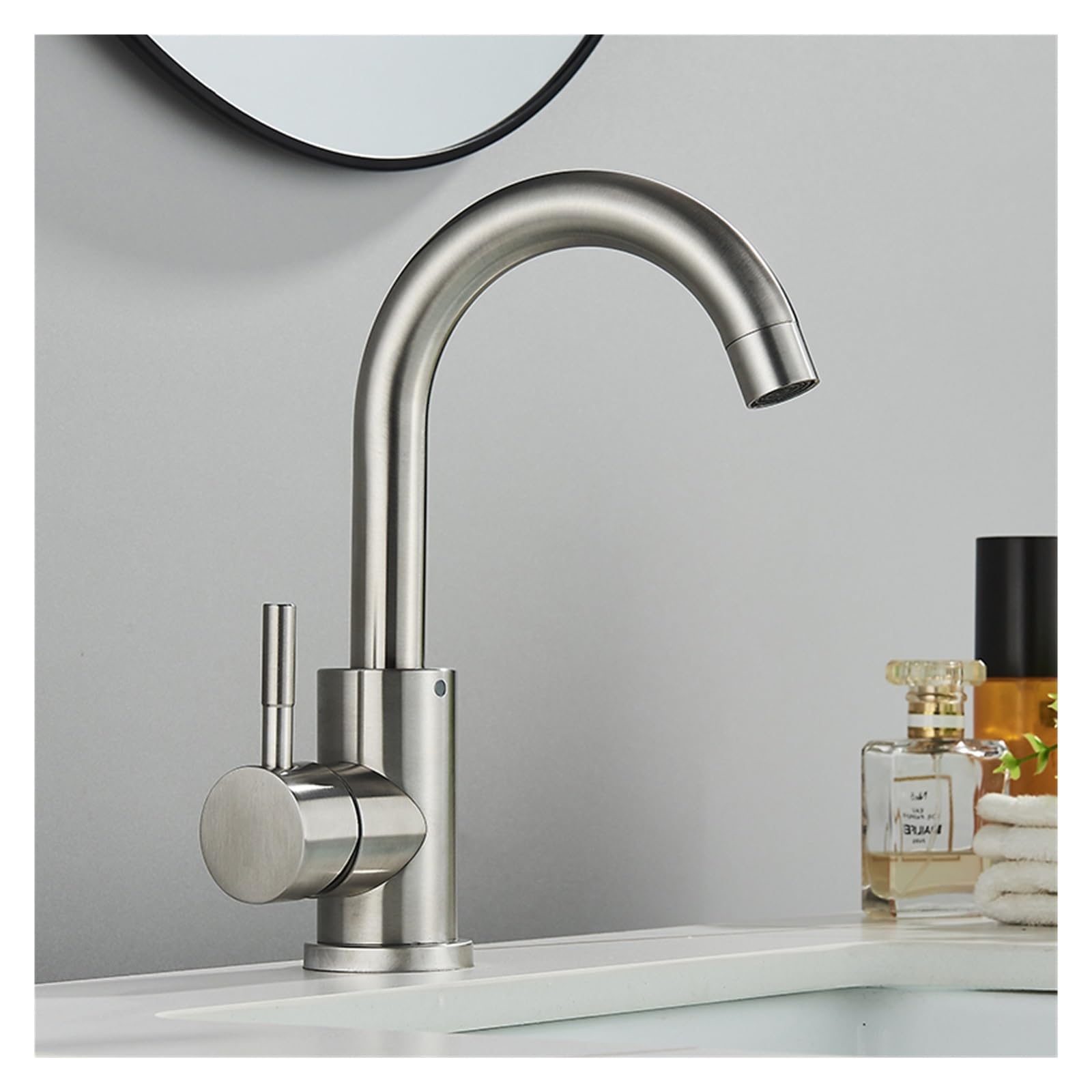Robinet de lavabo court noir mitigeur salle de bains sur pont eau chaude froide