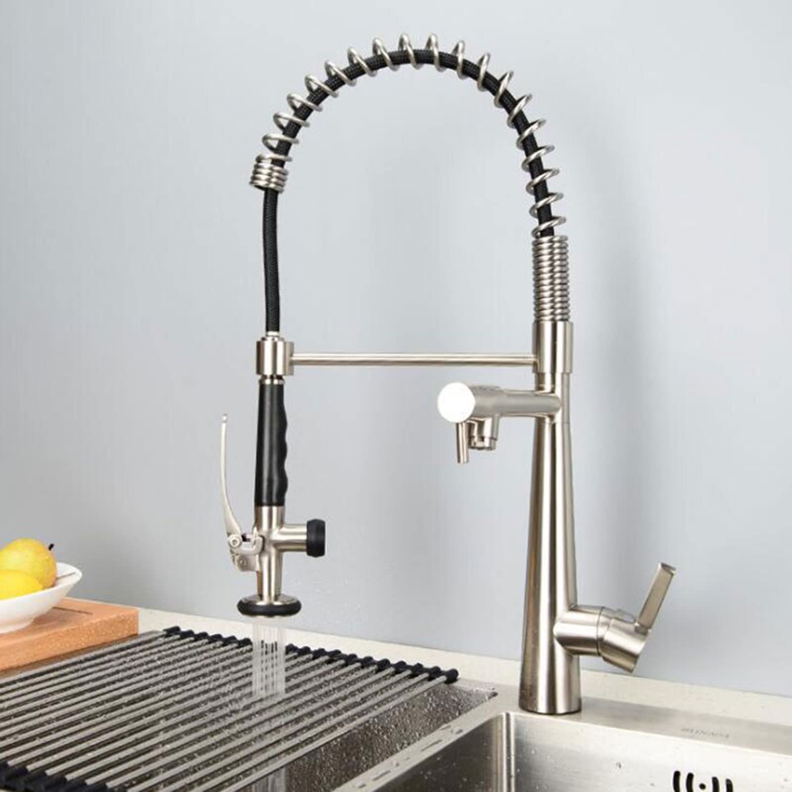 Grifo de cocina negro con pulverizador extraíble y diseño de resorte, grifo de fregadero de agua fría y caliente con 2 boquillas, grifo montado en cubierta de latón para cocinas modernas, acabado