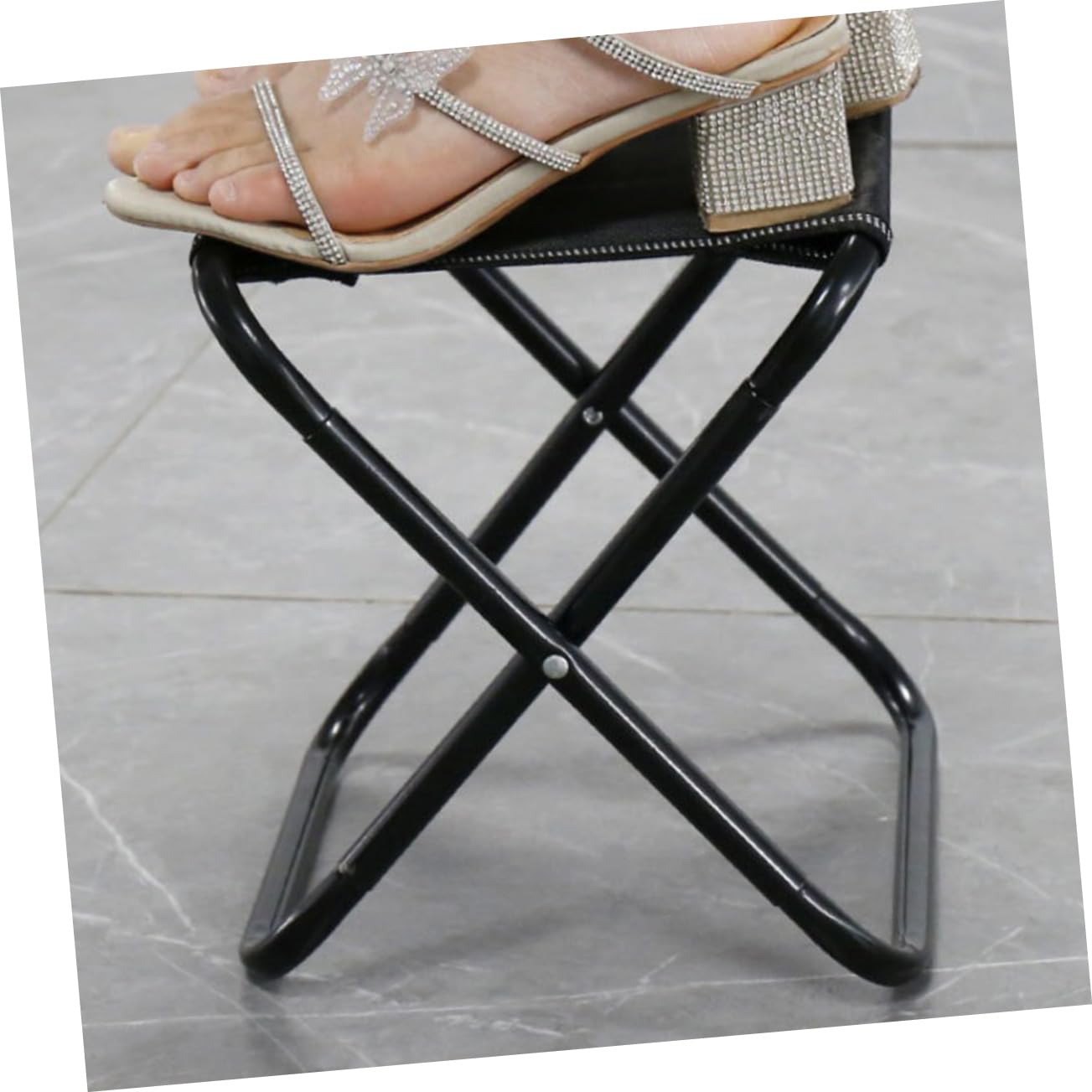 Alipis Sgabello Pieghevole da Campeggio Portatile, Piccolo e Leggero | Nero, Tela e Acciaio, Design Ergonomico Richiudibile, Vacanze Estive e Avventure Outdoor