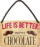 Divertida frase en inglés: "Life is better with Chocolate...". El bonito texto hace que este cartel sea el centro de todas las miradas y embellecerá tu cocina, restaurante, local o bistro. Especialmente todos los amantes de pasteles, galletas, galletas y galletas estarán encantados con este letrero. :)