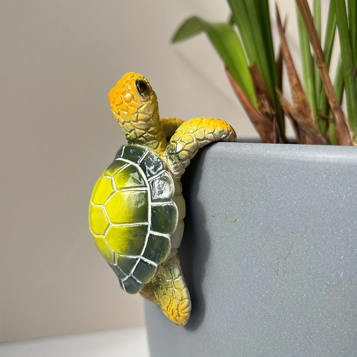 JARPSIRY Cute Climbing Sea Turtle Flower Pot Hugger Figurines Resin Hanging Animal Statue Planter Pot Decorations for Home Garden Fence Balcony Patio Lawn Yard Ornaments (Green)