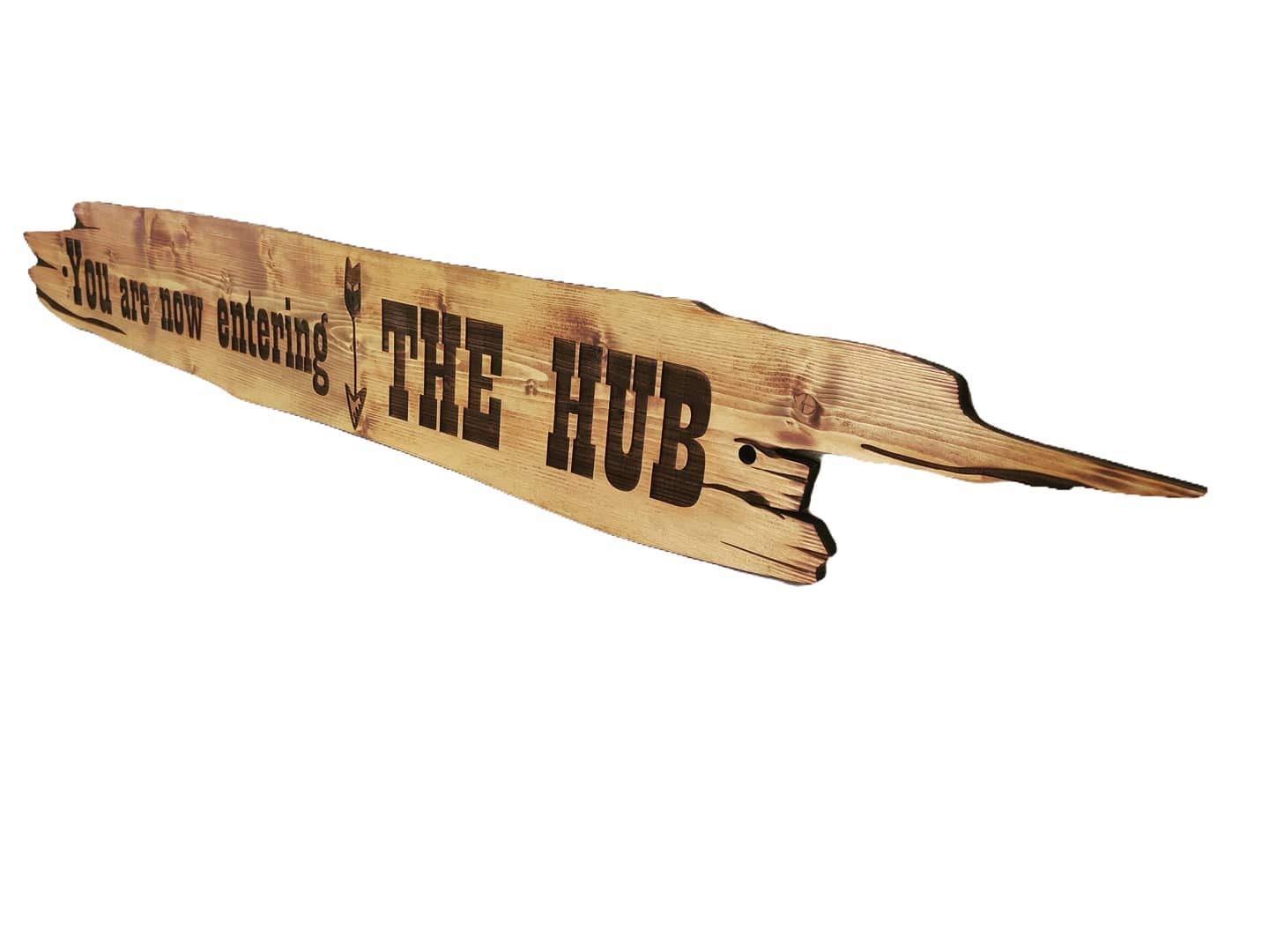Großes, handgefertigtes Schild mit Gravur „Welcome to the HUB Man Cave“ aus Massivholz
