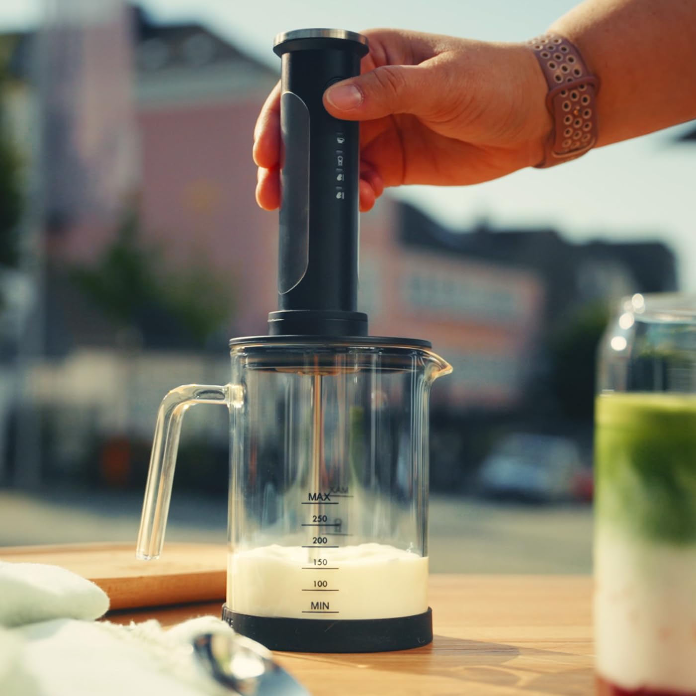 Espumador de leche sin cable GRAEF MS202EU Negro, agitar, espumar y mezclar, jarra de leche de cristal, manejo sencillo e intuitivo con un solo botón, 4 funciones, fácil de manejar con un solo botón