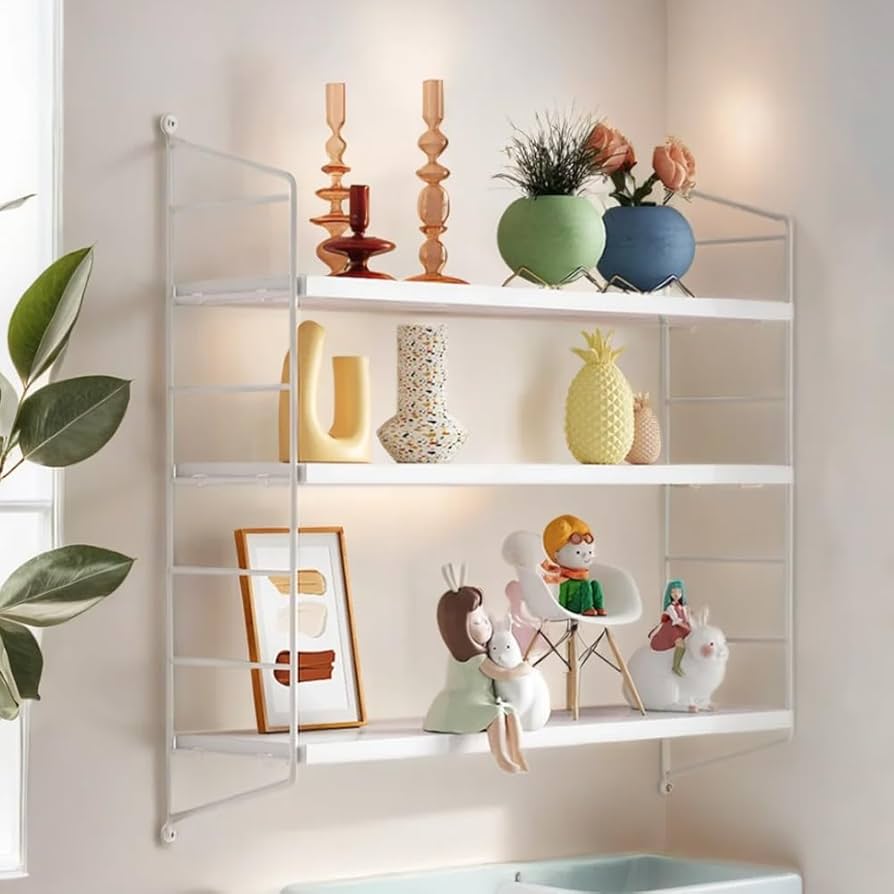 Amazon｜ウォールシェルフ 壁掛け棚 穴を開けない 飾り棚 3段 幅