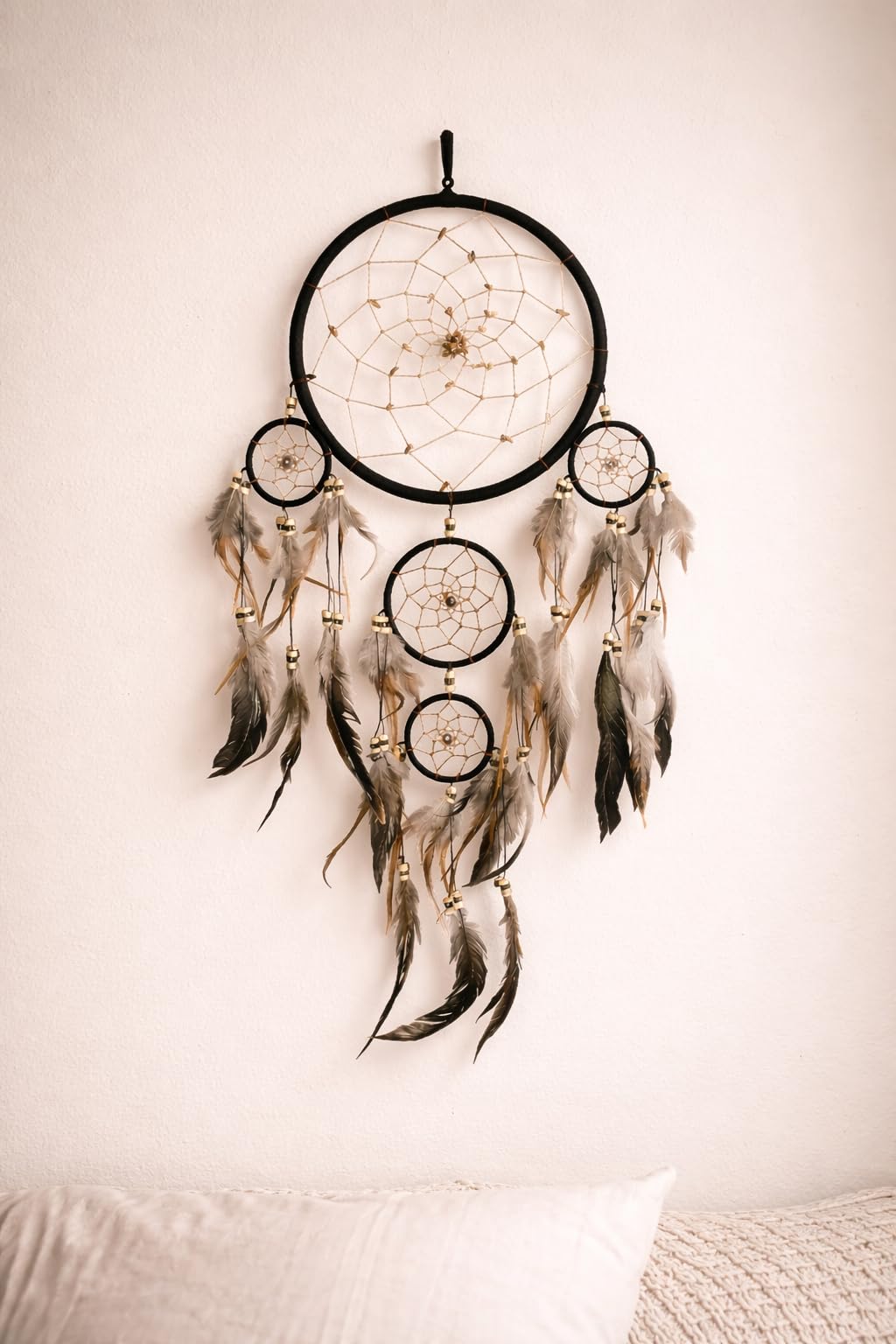 OMA Schwarzer Traumfänger, Wandbehang mit Tigeraugen-Steinen und Federn, schwarzes Wildleder, traditioneller Traumfänger, Boho, Heimdekoration, Schlafzimmer, Dekoration, Geschenk, große Größe – 71,1