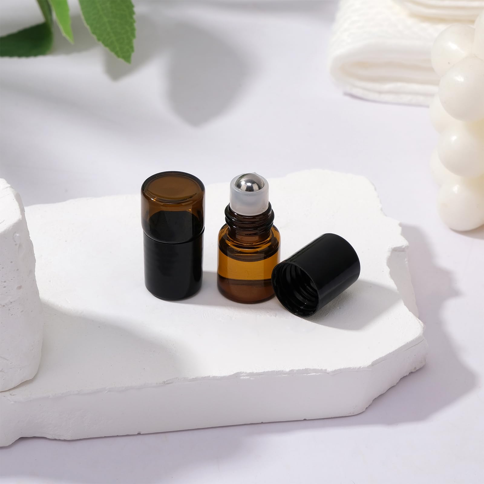 Confezione da 60 flaconi roll-on in vetro ambrato da 1 ml per oli essenziali, ricaricabili, con sfere a rullo in acciaio inox, mini contenitori per trucco a prova di perdite, con pipette e