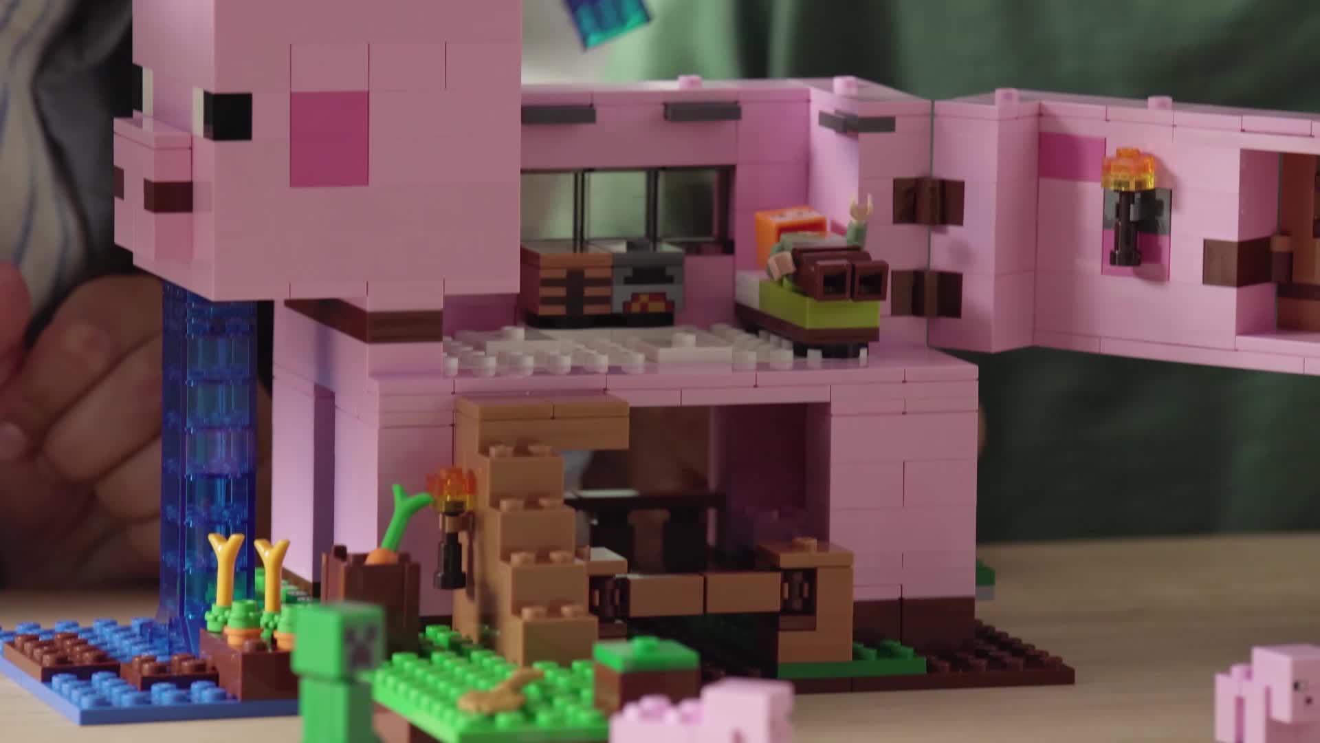 LEGO 21170 Minecraft Das Schweinehaus, Bauset mit Figuren inkl. Alex, Creeper und 2 Schweinefiguren, Tier-Spielzeug, Konstruktionsspielzeug, Geschenk für Jungen, Mädchen und alle Kinder ab 8 Jahren – Bild 8