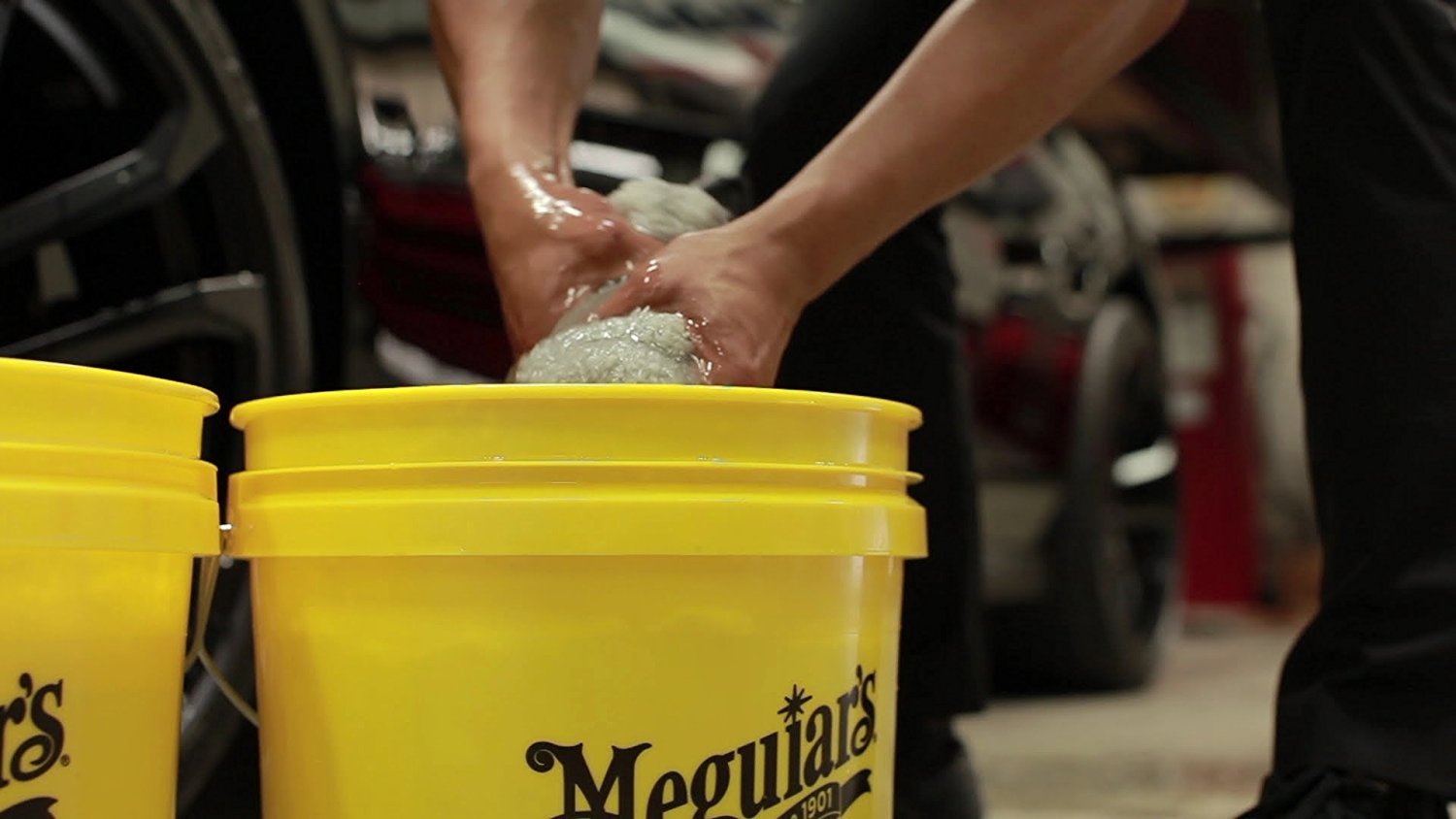 Equipo de 2 cubos marca MEGUIAR´S con escurridor para limpieza profesional de automóviles.