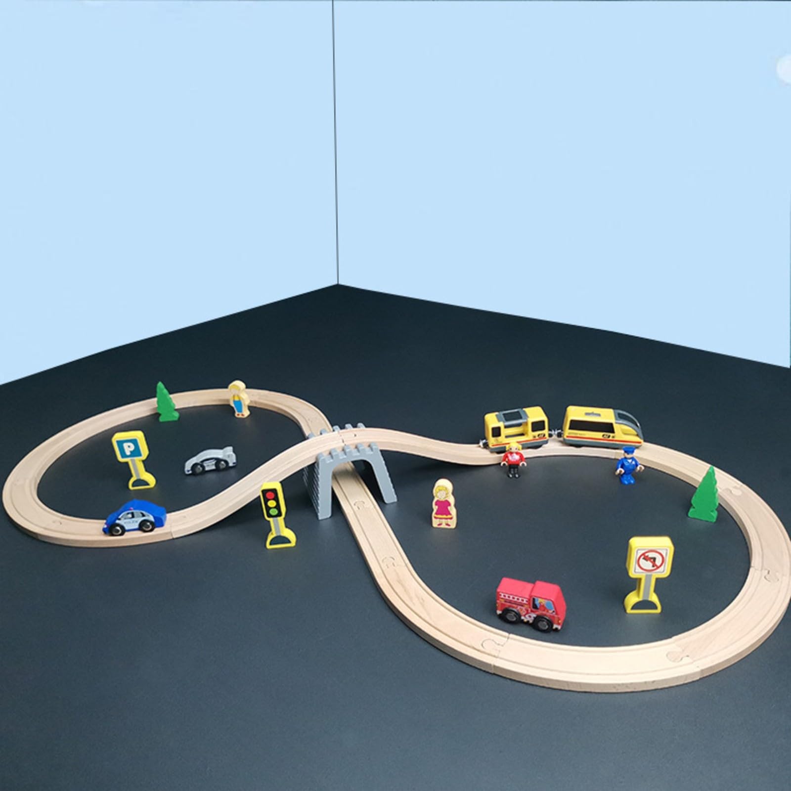 Almencla Pista con Trenetto Batteria e Personaggi Per Bambini, Creativo, Set Ferrovia in Legno con Accessori Città, Apprendimento Del Pensiero Spaziale