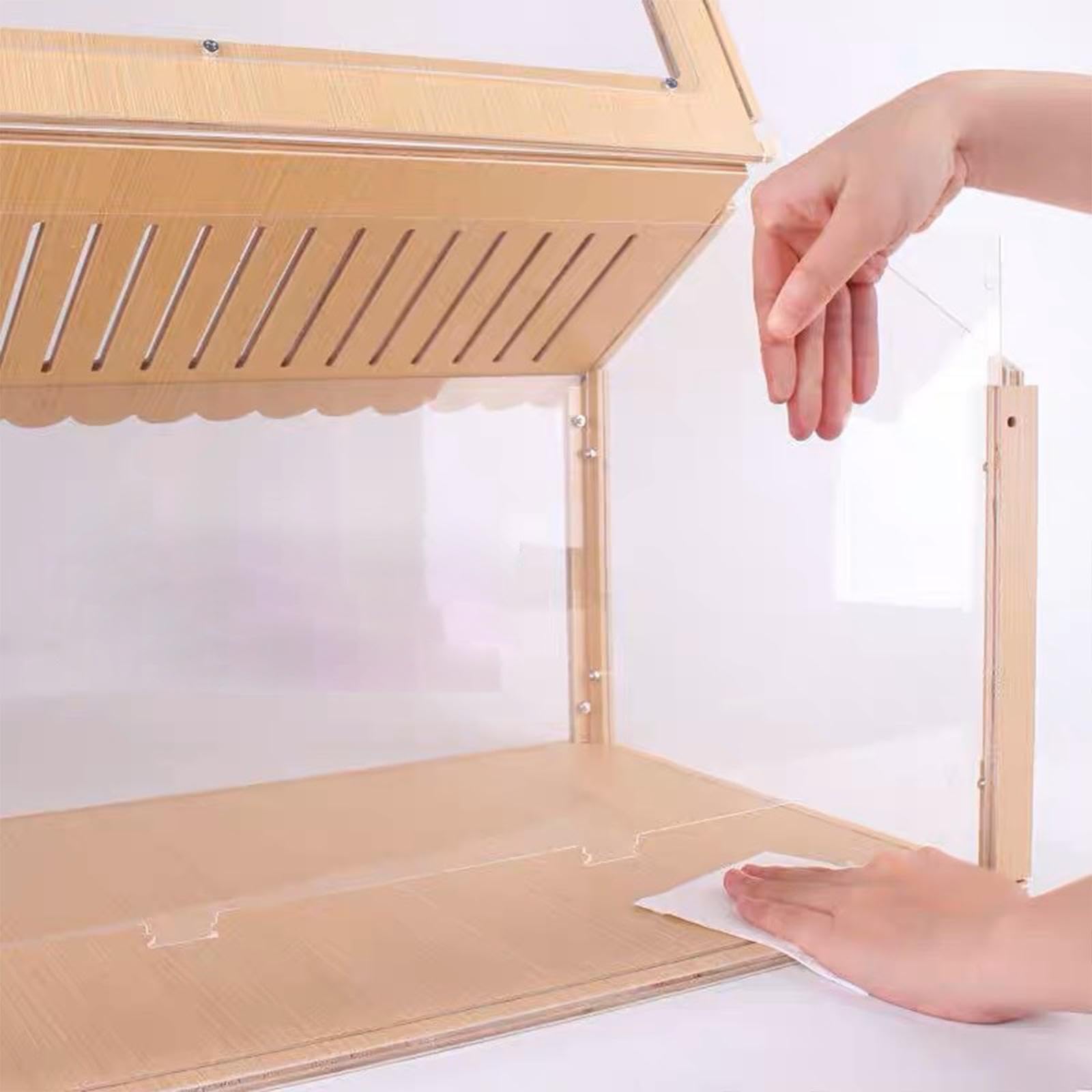 Gabbia in legno per criceti con caratteristiche colorate che soddisfano le esigenze degli animali domestici attivi e creano spazi di gioco