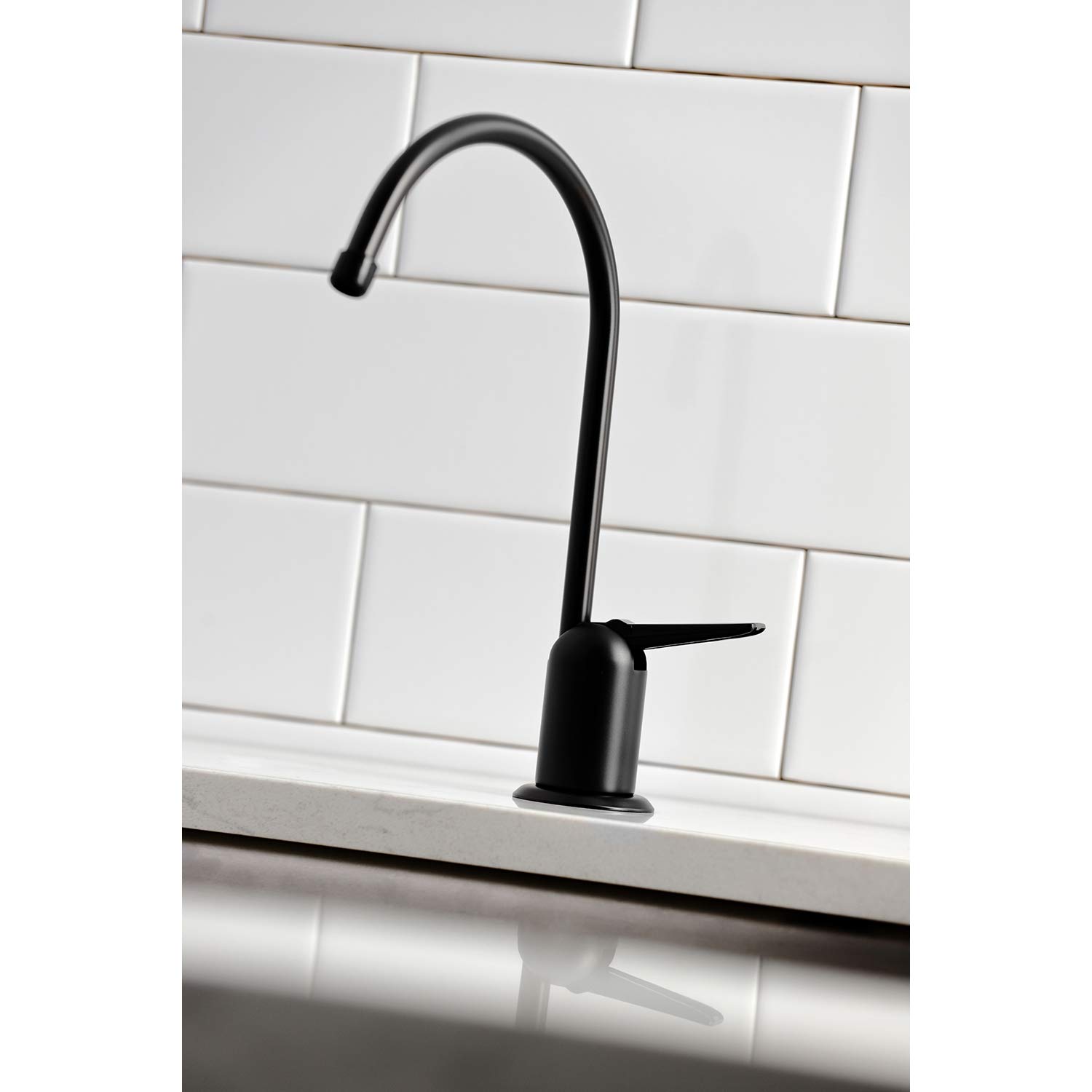 Kingston Brass K6190 Americana Grifo de filtración de agua de una sola manga, negro mate
