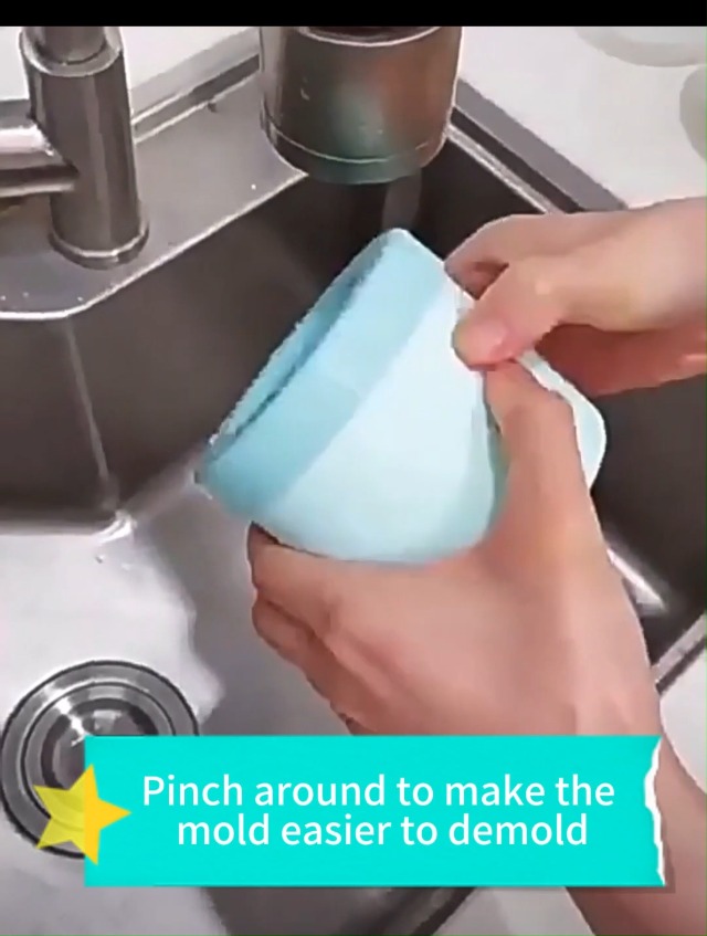 Bandeja de cubitos de hielo de silicona 3D azul miniatura 7