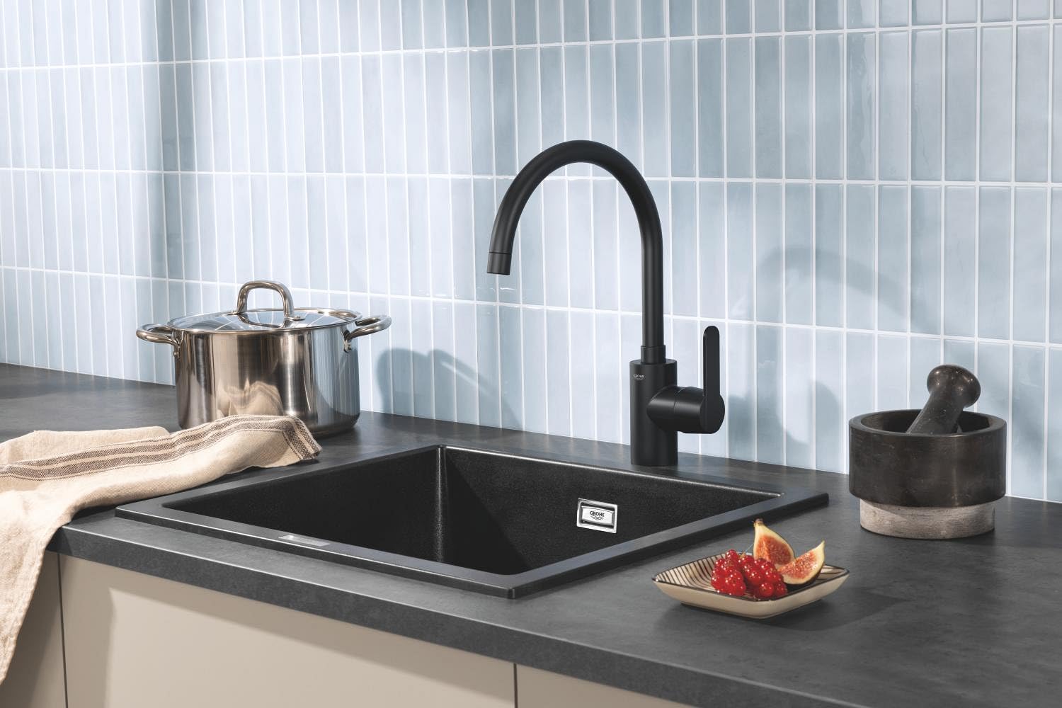 GROHE Get – Grifo de cocina monomando (caño alto en C 353 mm, ángulo de giro ajustable, cartucho cerámico 35 mm, conexiones 3/8", fácil instalación con QuickMount), Negro Mate, 314942431