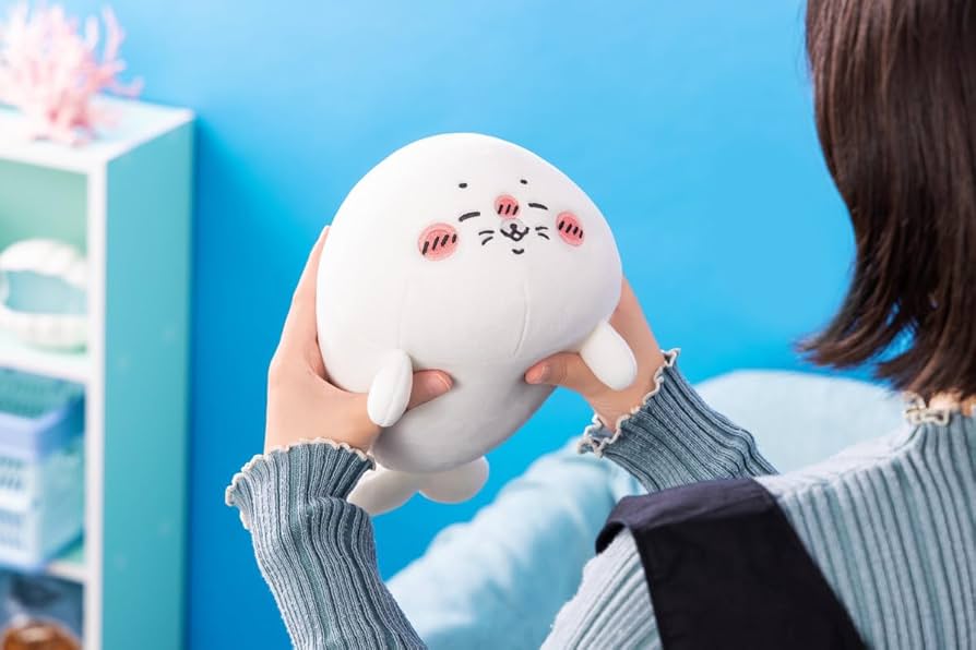 ナガノの水族館 アザラシぬいぐるみくじ　A賞　超特大ぬいぐるみ ちいかわ」原作・ナガノ先生の「アザラシ」が豪華くじに！A賞の