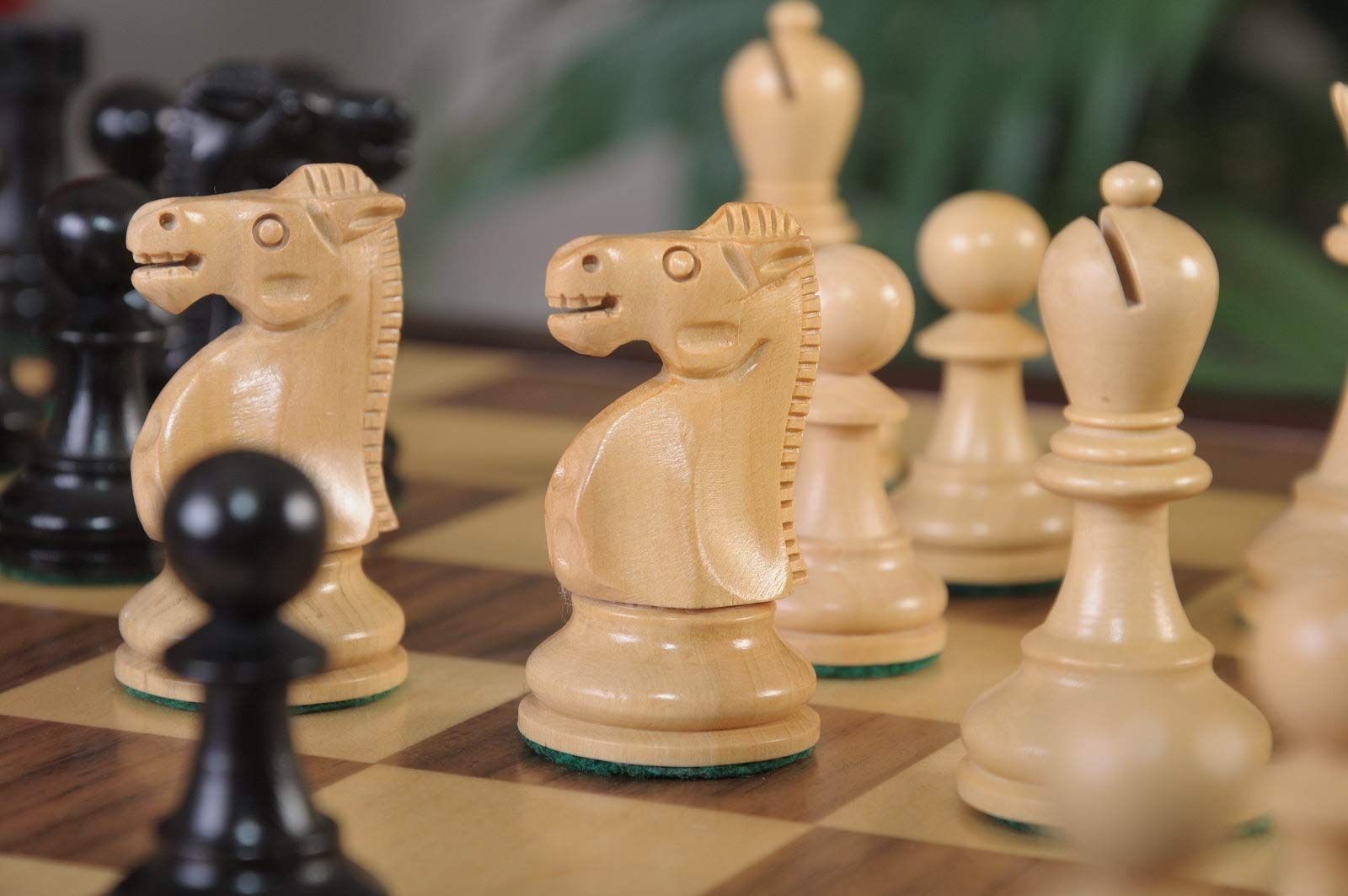 The House of Staunton The Reykjavik II Series Library Chess Set and