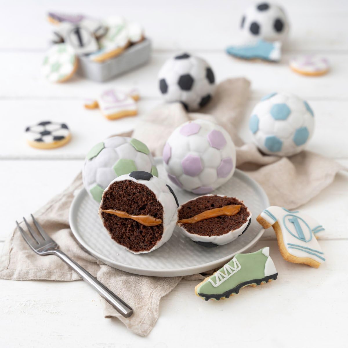 Zenker 62291 Moule à muffins 12 empreintes en forme de ballon de football, moule à gâteaux ballons de foot, Acier inoxydable, 38,5 x 26,5 x 3 cm