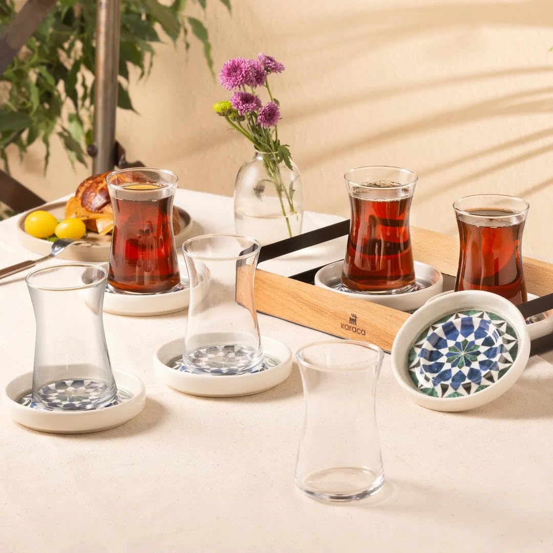 KARACA Roman 12 tlg. Keramik Teeset 10 cm - Elegantes Tee Service-Set mit 6 Teegläsern und 6 Teetellern für stilvolles Teetrinken und Genießen - Zeitloses Design und hochwertige Qualität