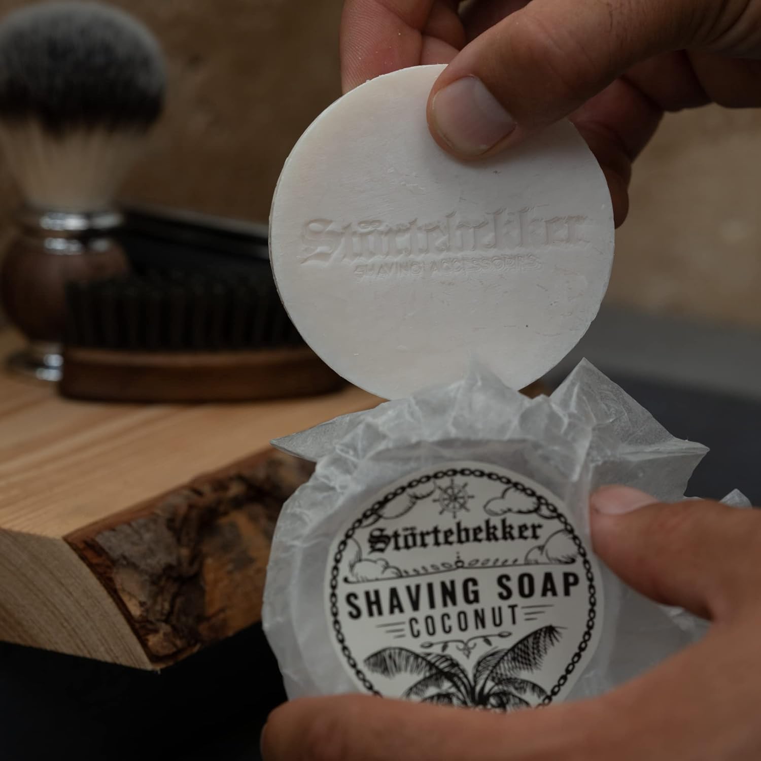 Störtebekker® Premium Rasierseife Kokos - Handgefertigte Seife für ergiebigen Rasierschaum - Perfekt für die Rasur mit Rasierhobel & Rasiermesser - Vegane Rasierseife Damen & Herren - 70g