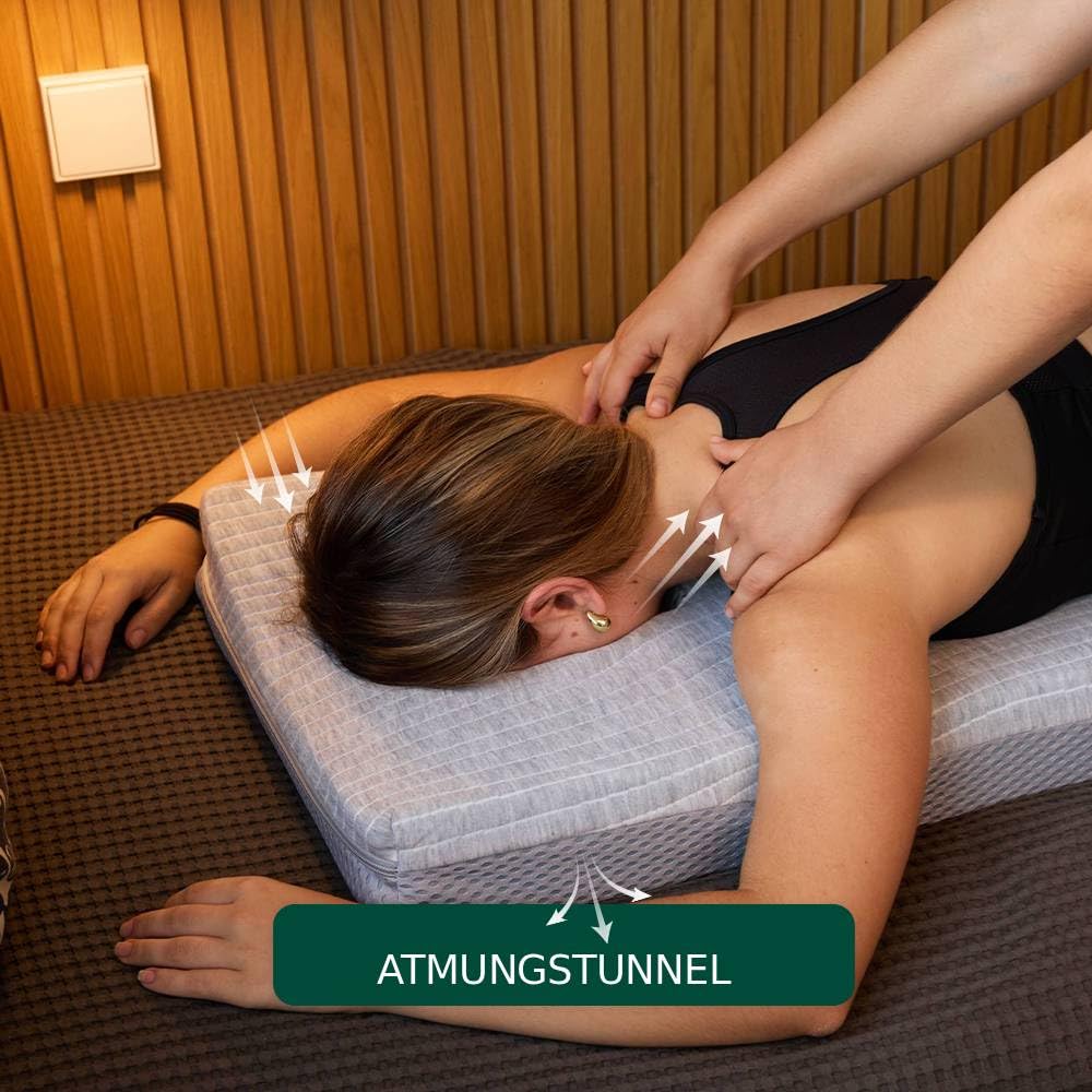 Massagekissen für Nacken, Rücken und Lendenwirbelsäule mit ergonomischer Gesichtsaussparung – bequem in Bauchlage atmen – Fester Schaumstoff, waschbarer Bezug – INKL. Massageöl 100 ml